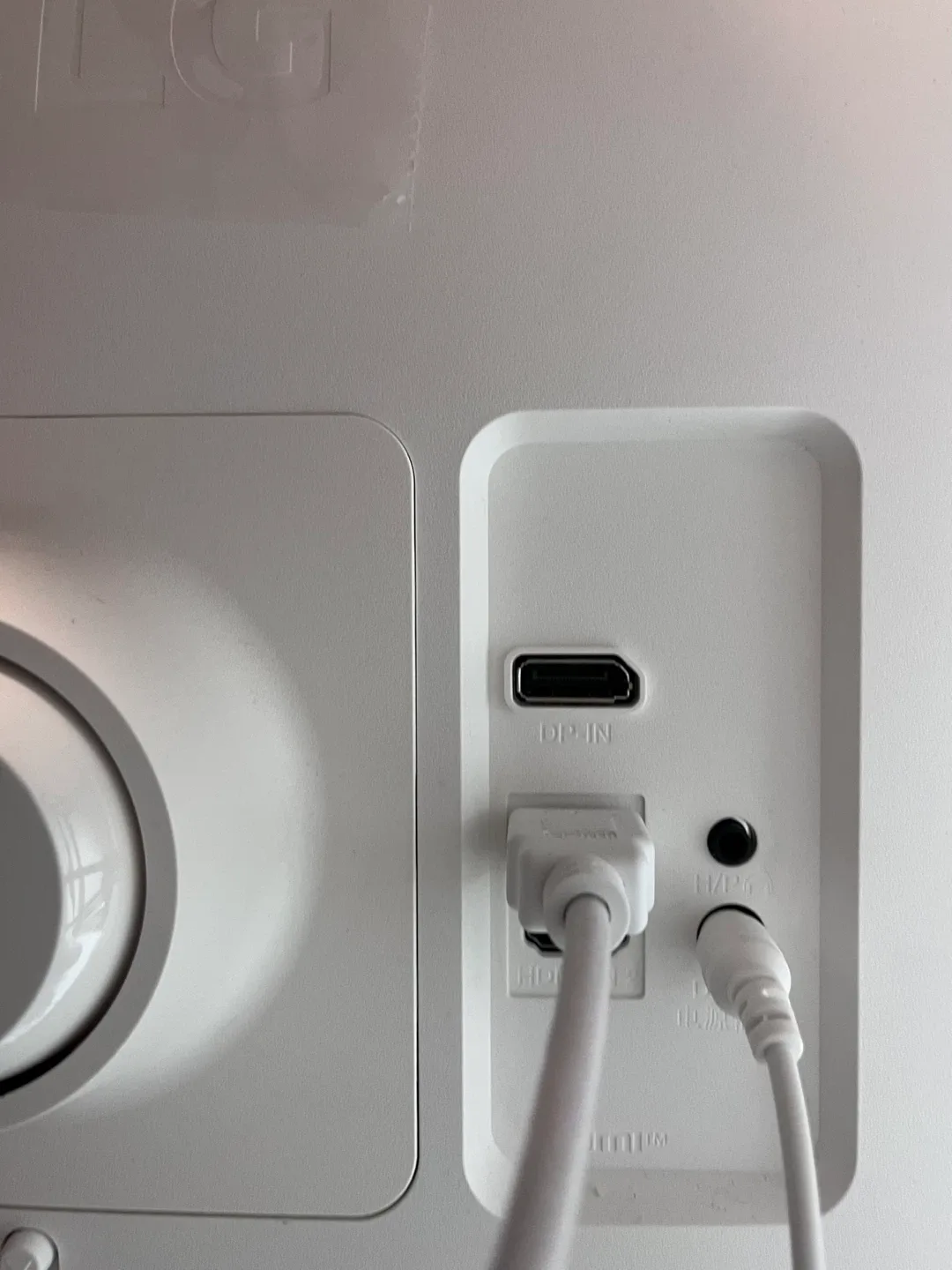 LG 27” 4K Ultra HD Monitor (27UP650-W) image indicator(4)