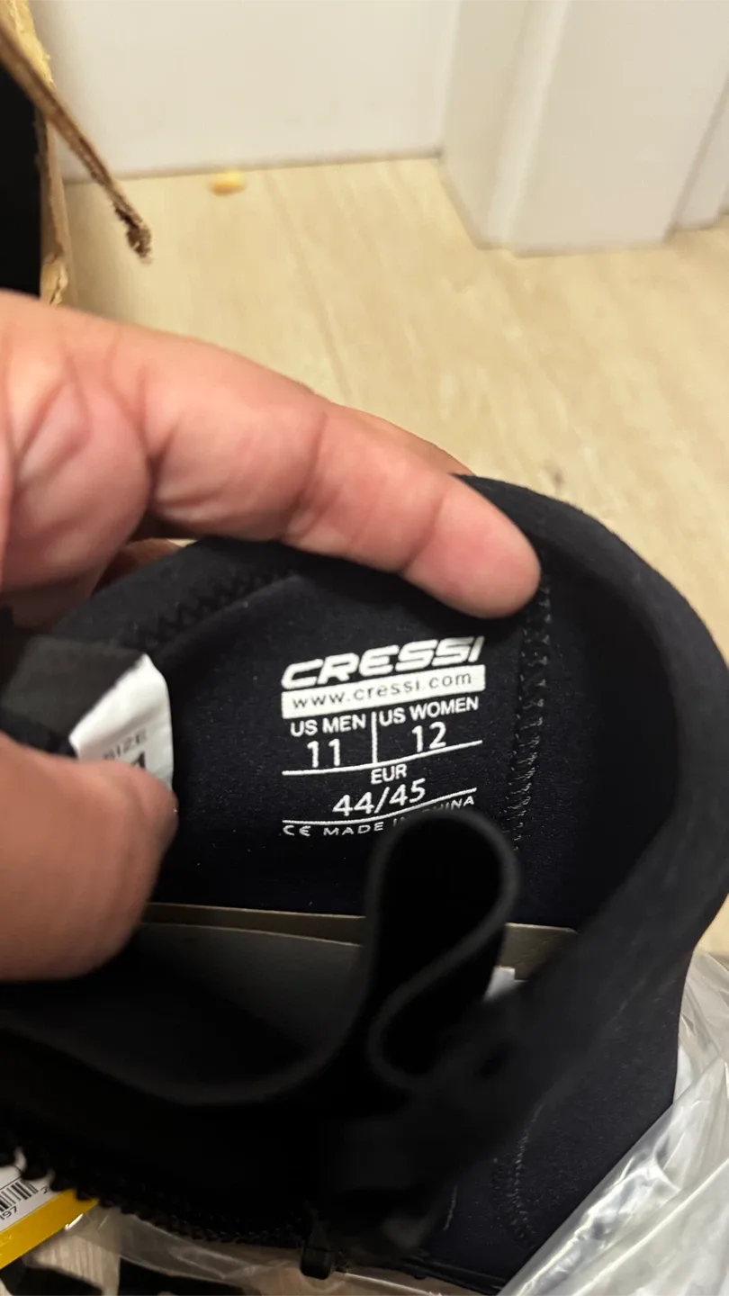Cressi Isla 7mm diving boots in black, size 11 US. image indicator(2)