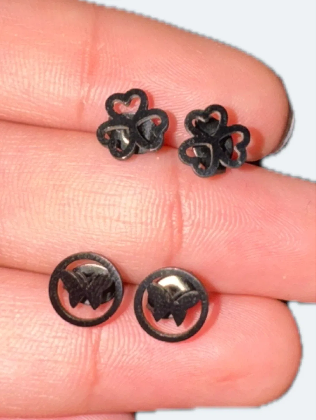 Two pairs of stud earrings