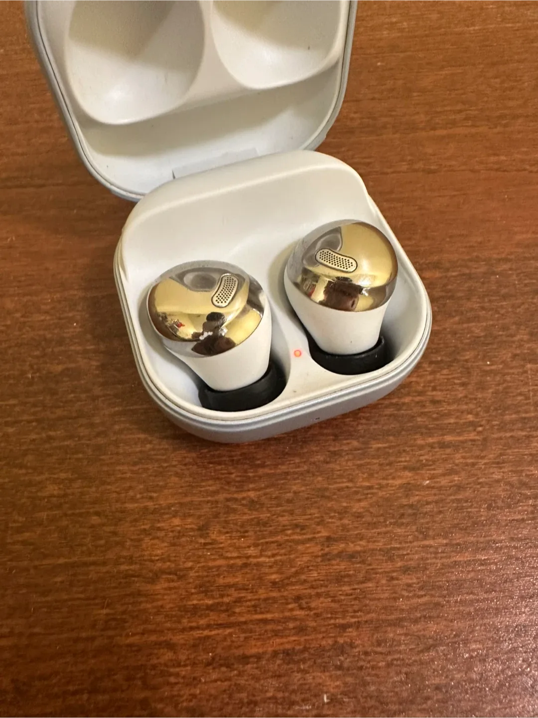 Samsung Sound by AKG Earbuds image indicator(2)