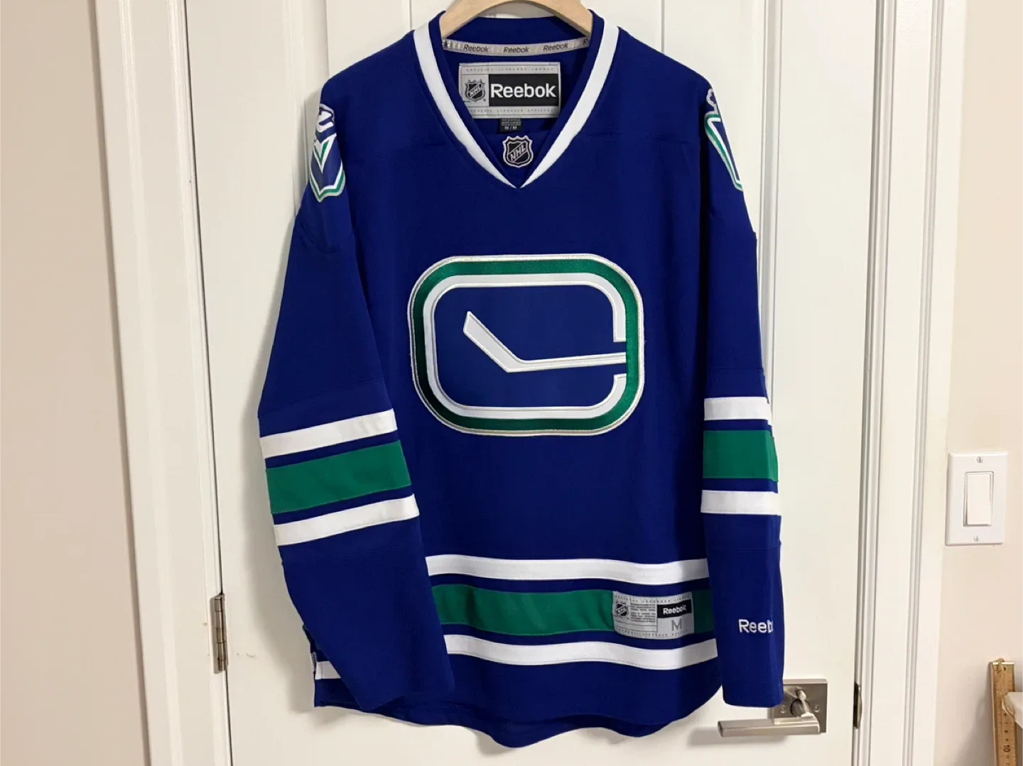 Authentic Reebok Vancouver Canucks Stick In Rink Jersey Medium
