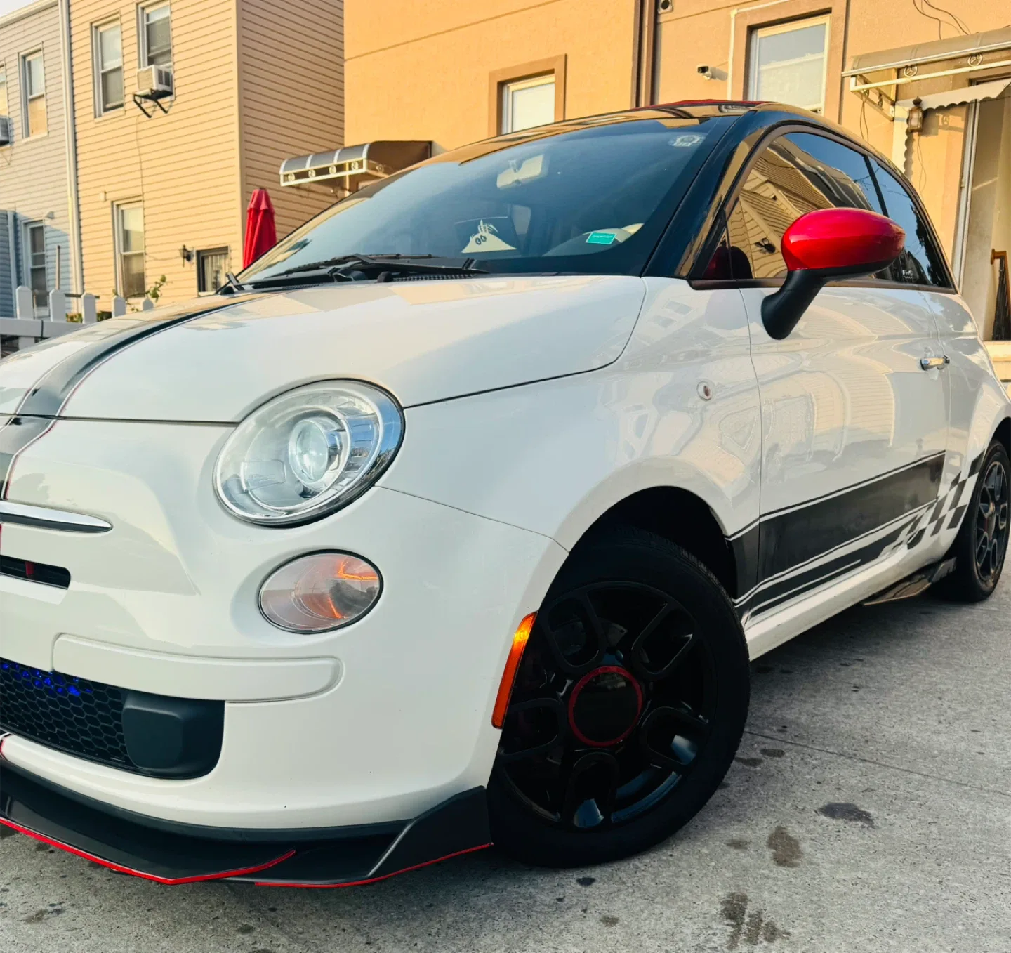 Fiat 500 ST - White with Black Stripes image indicator(3)