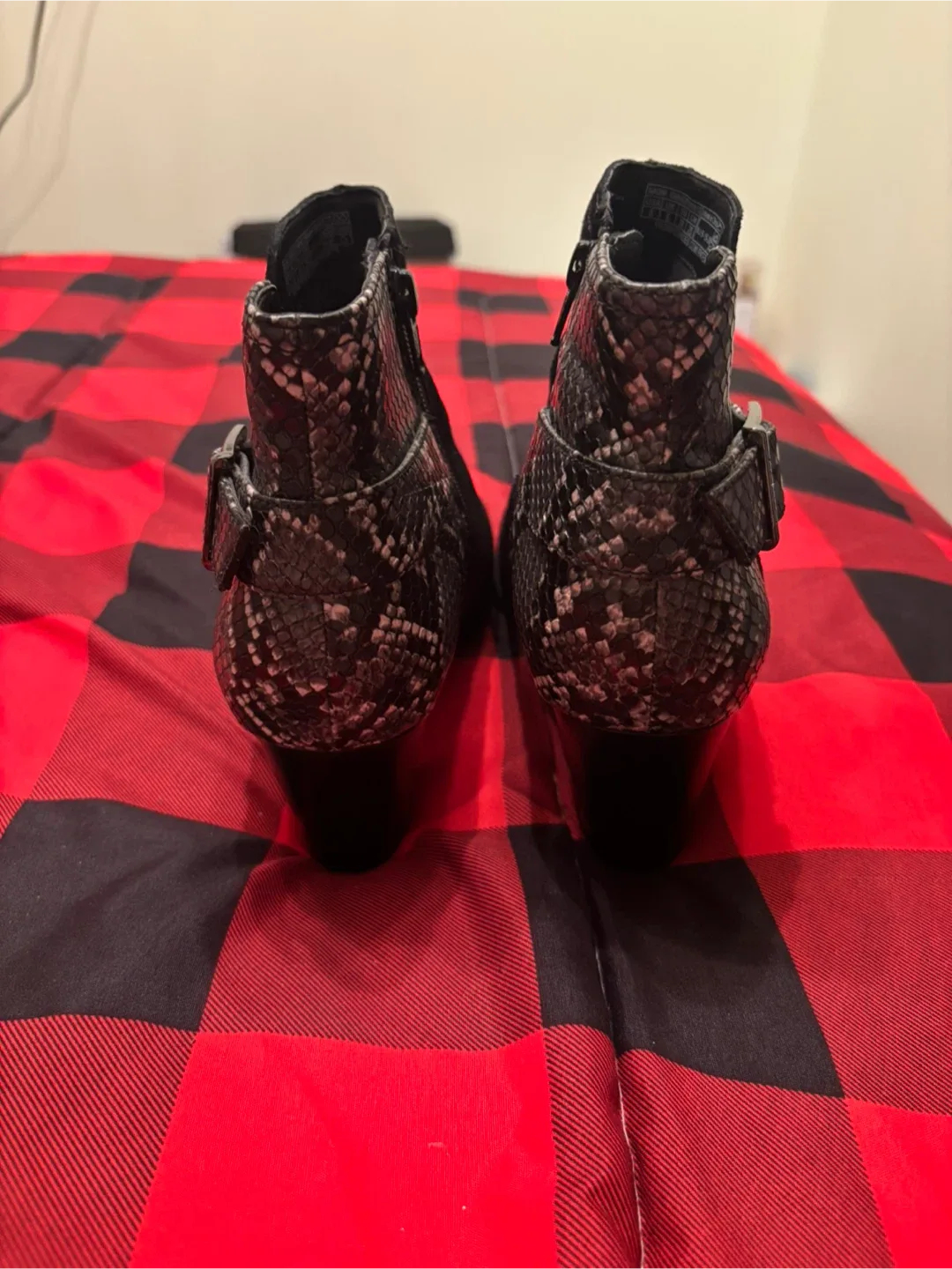 Vionic Black Ankle Boots - Size 8 image indicator(2)