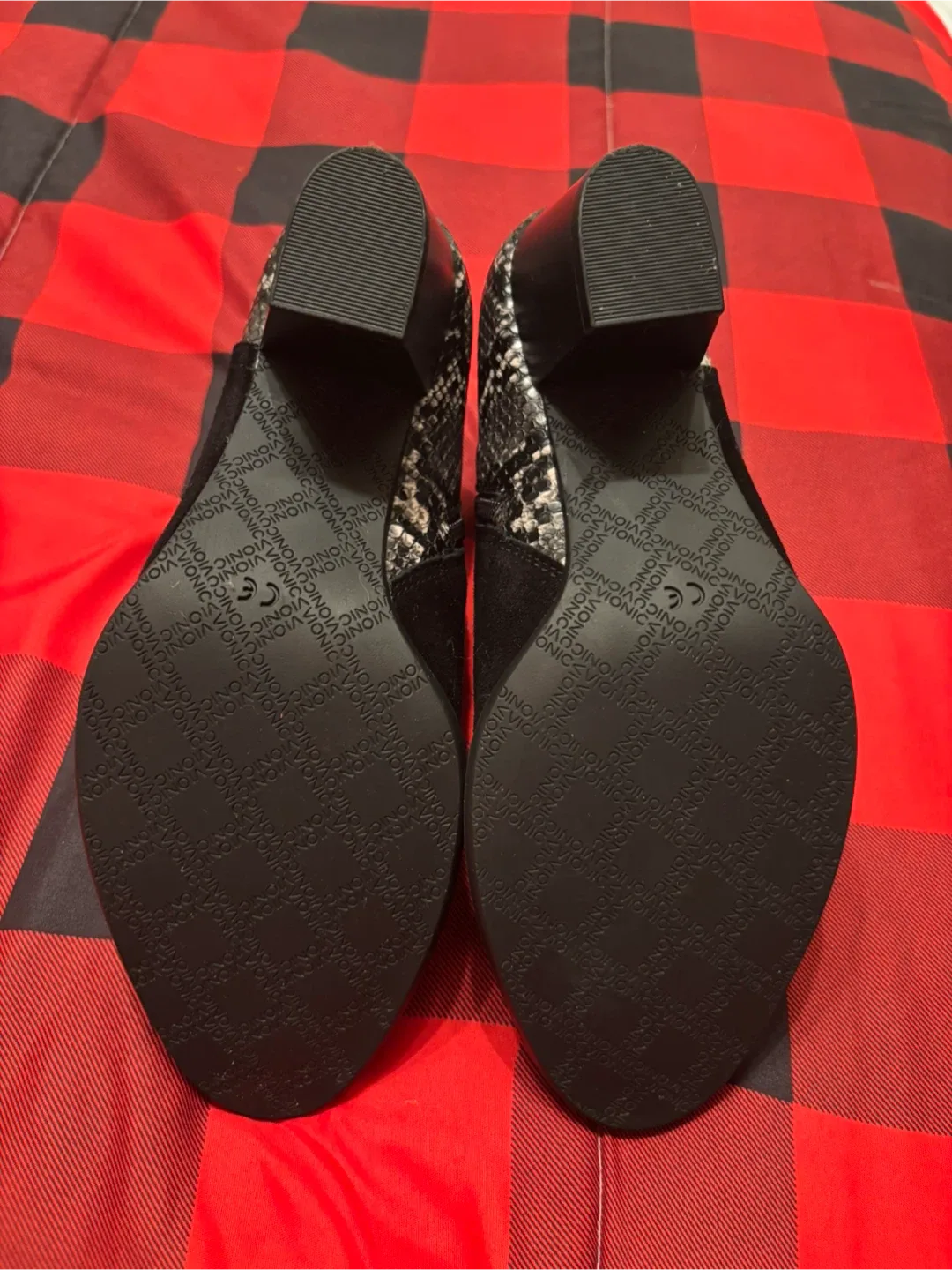 Vionic Black Ankle Boots - Size 8 image indicator(3)