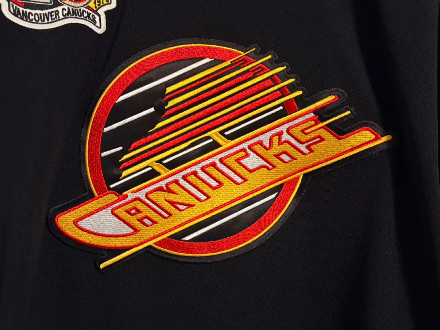 BNWT Mitchell & Ness Vancouver Canucks Black Skate Jersey image indicator(3)
