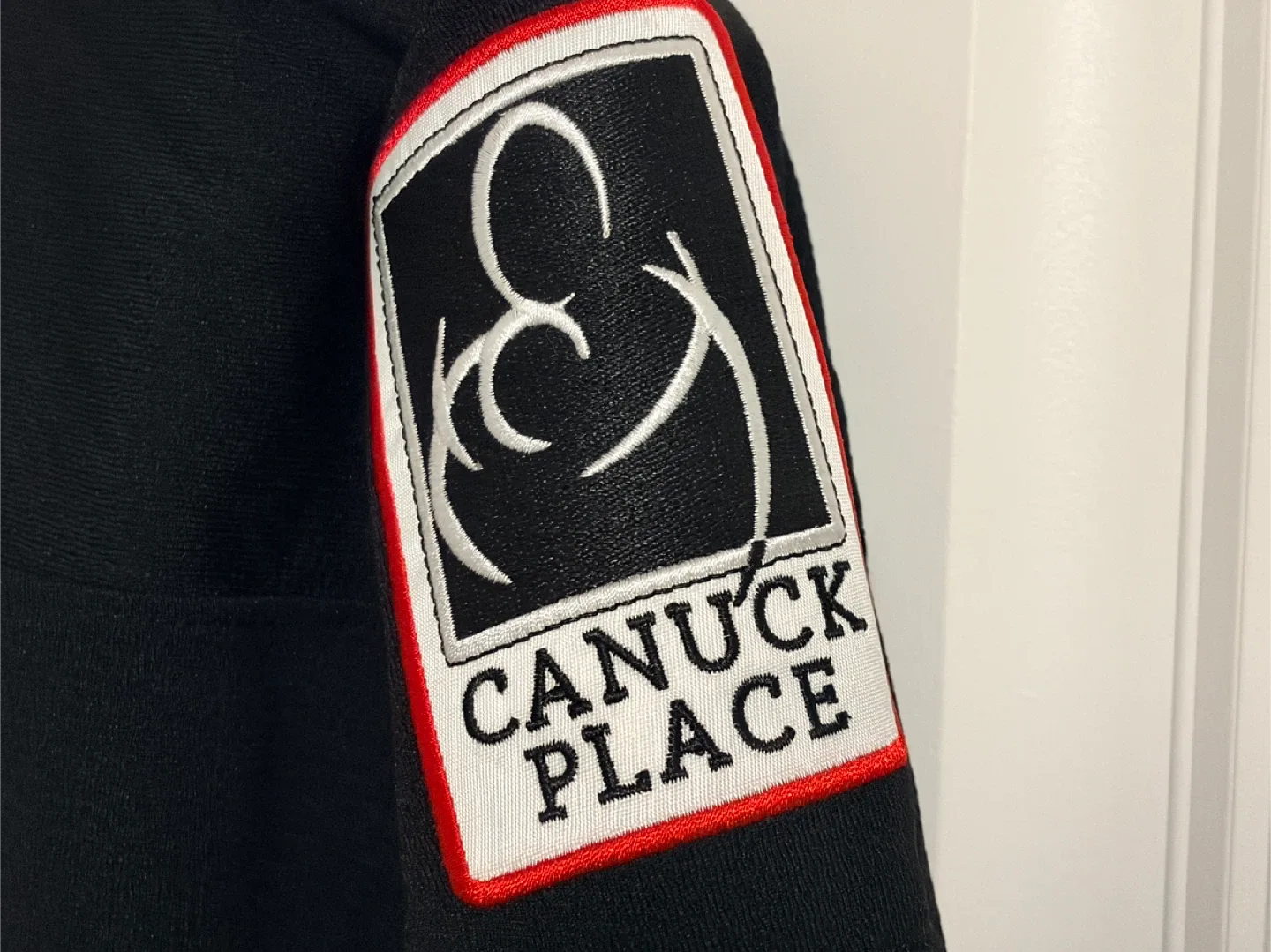 BNWT Mitchell & Ness Vancouver Canucks Black Skate Jersey image indicator(6)