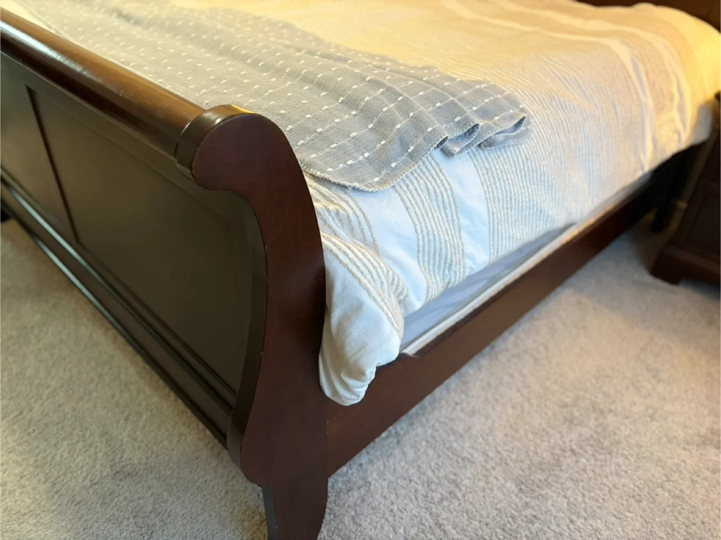 Sleigh King Bed w/2 Night Tables image indicator(2)