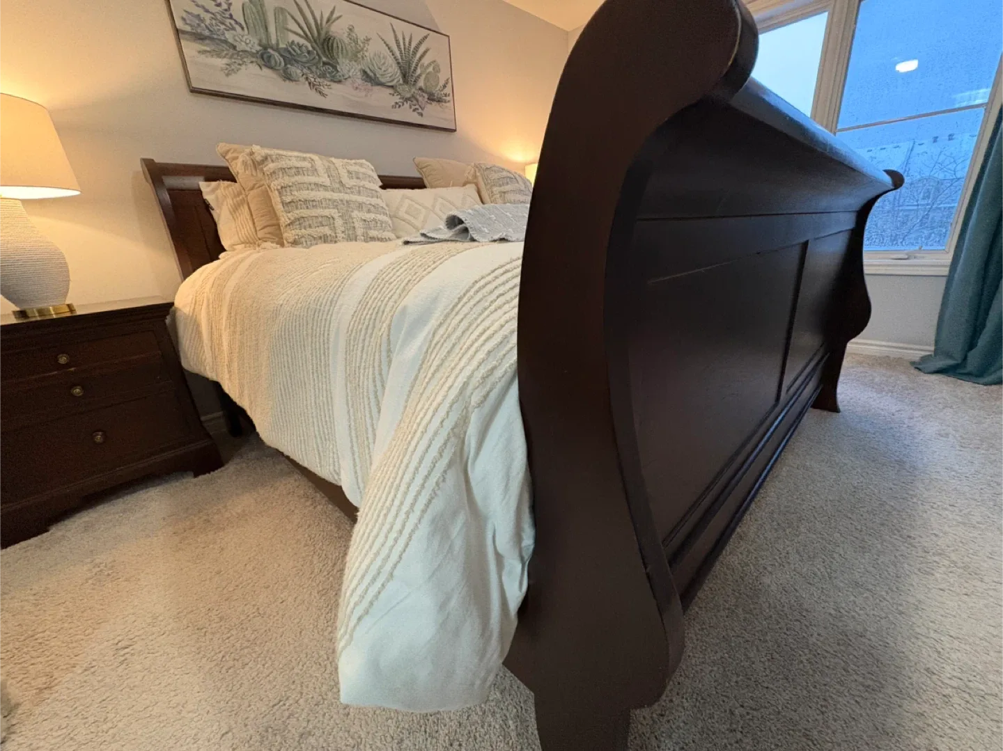 Sleigh King Bed w/2 Night Tables image indicator(3)