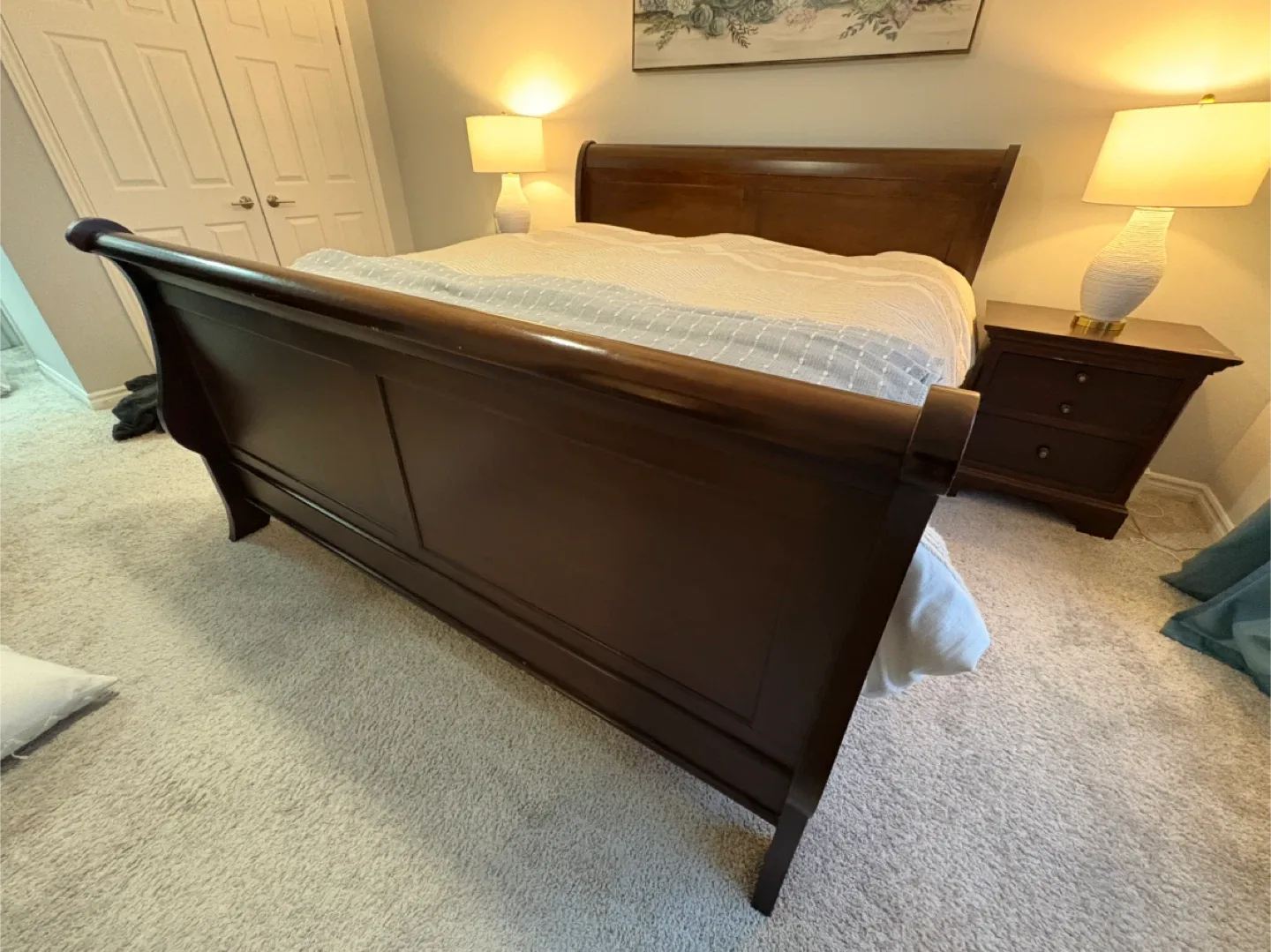 Sleigh King Bed w/2 Night Tables