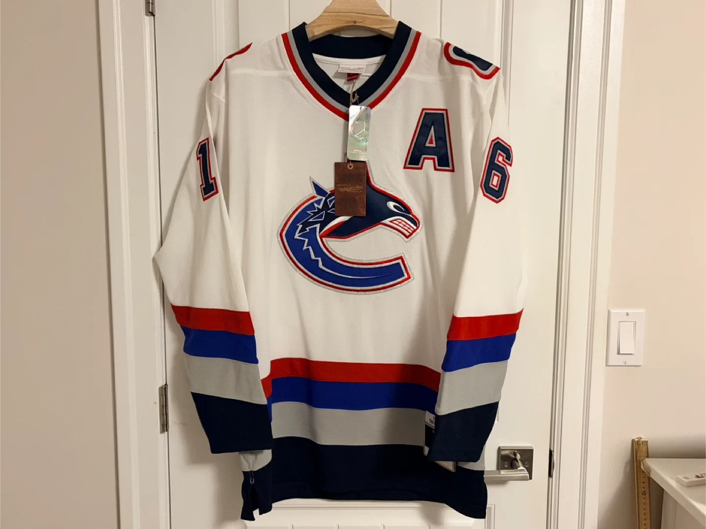 BNWT Authentic Mitchell Vancouver Canucks Trevor Linden Jersey image indicator(3)