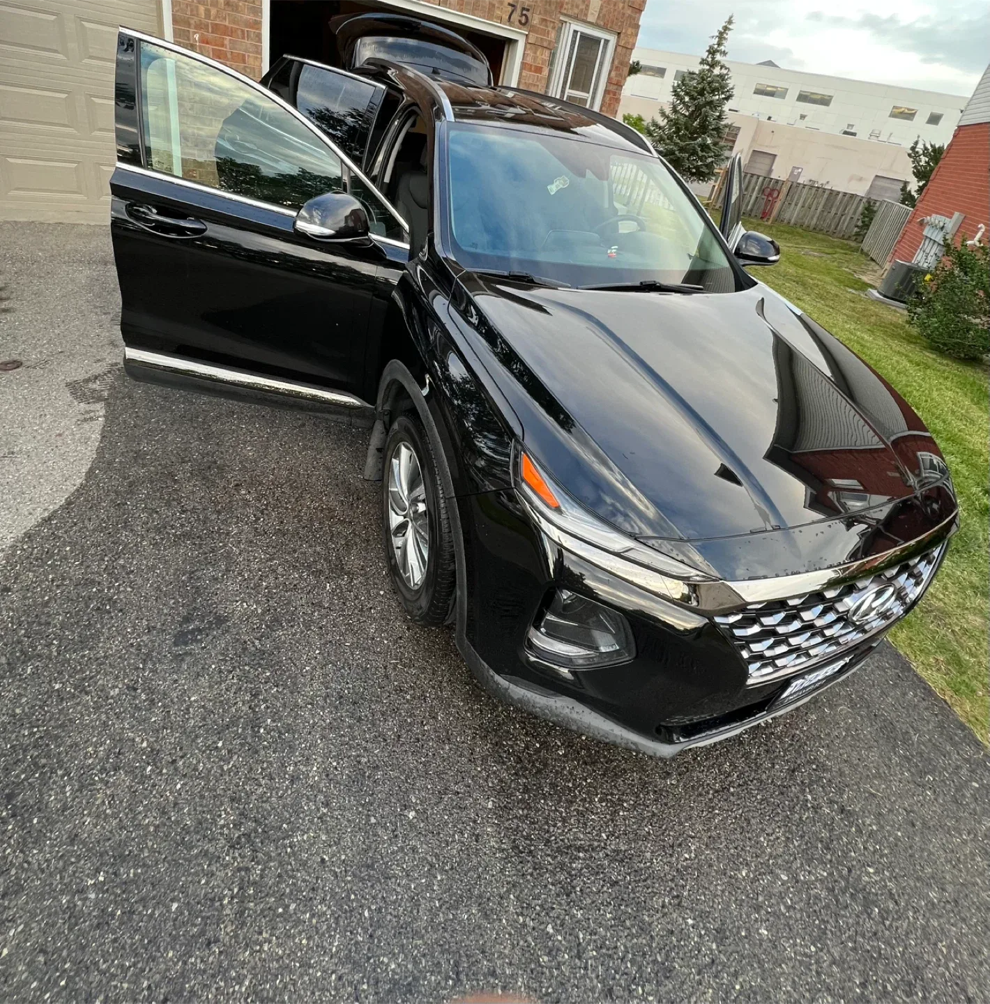 Hyundai Santa Fe SUV - Black image indicator(3)