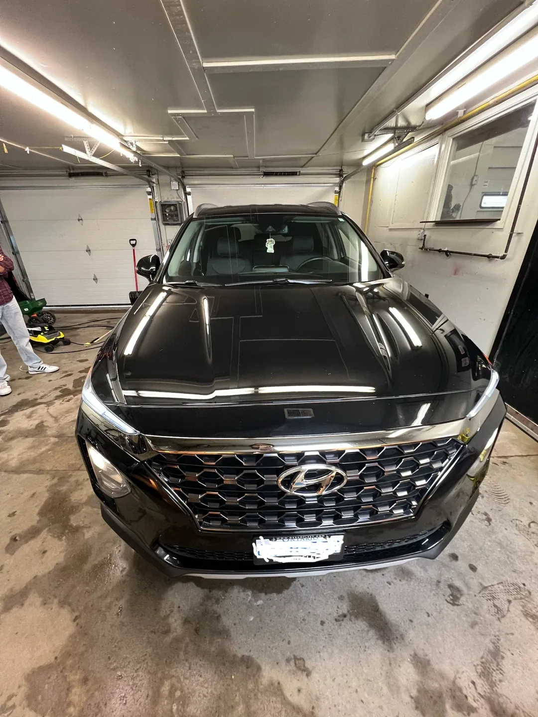 Hyundai Santa Fe SUV - Black image indicator(2)