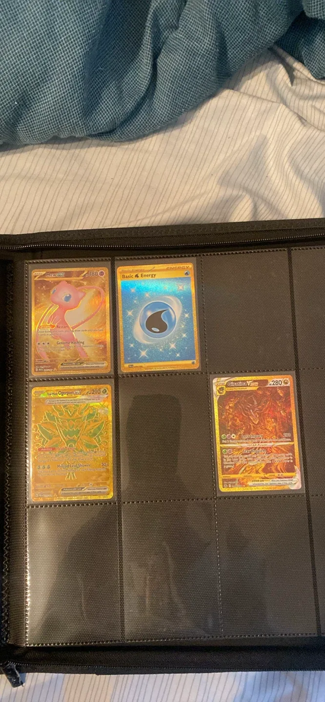 Pokémon Cards in Binder image indicator(3)