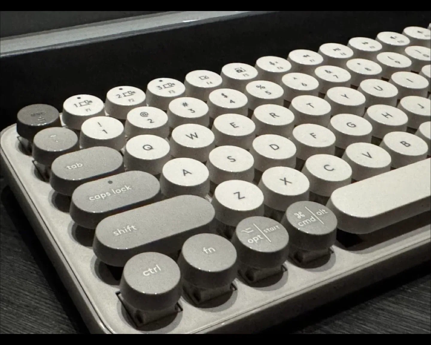 Logitech POP Keys Mechanical Wireless Keyboard image indicator(7)