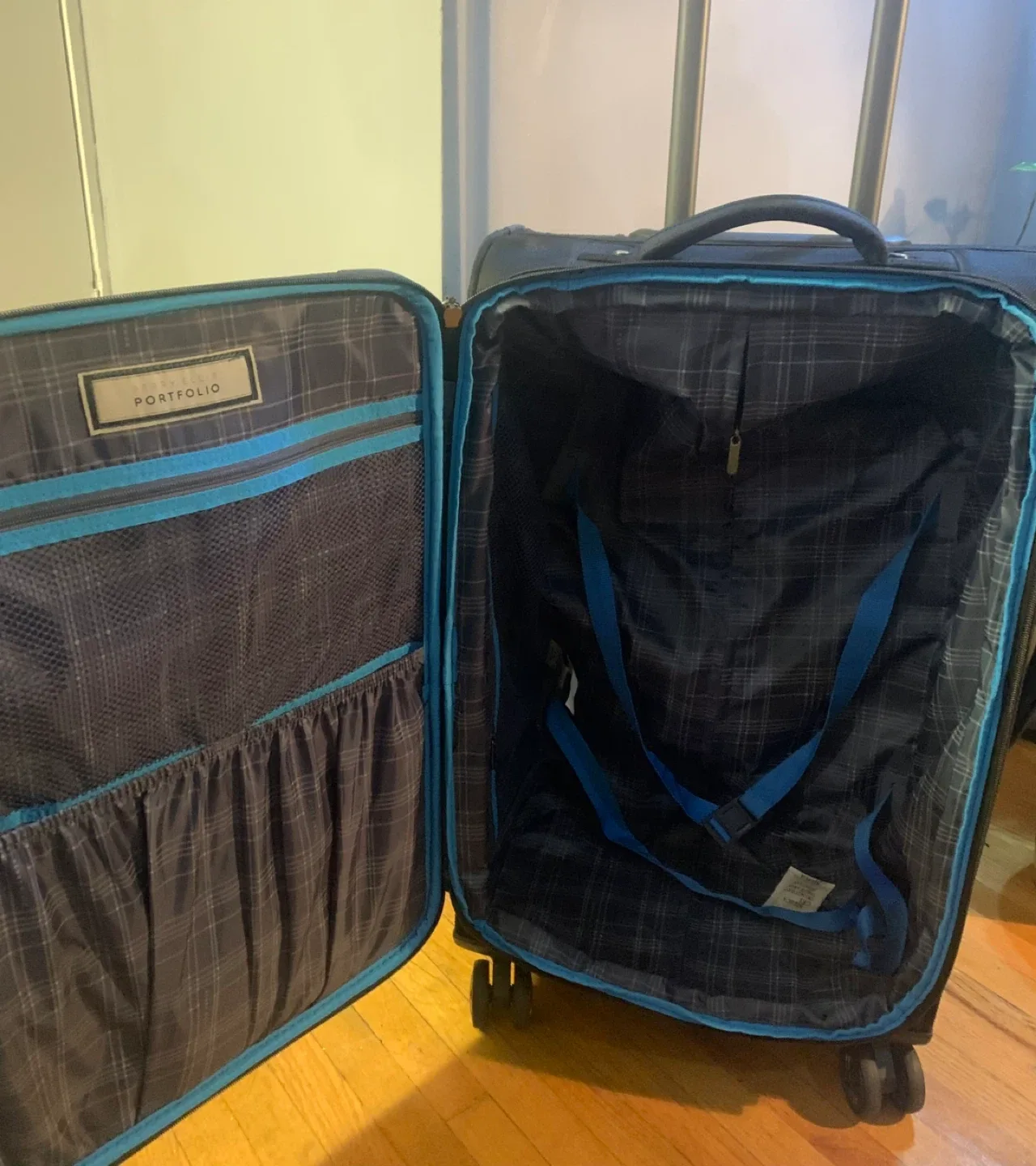 Perry Ellis Portfolio Black Carry-On Suitcase image indicator(5)