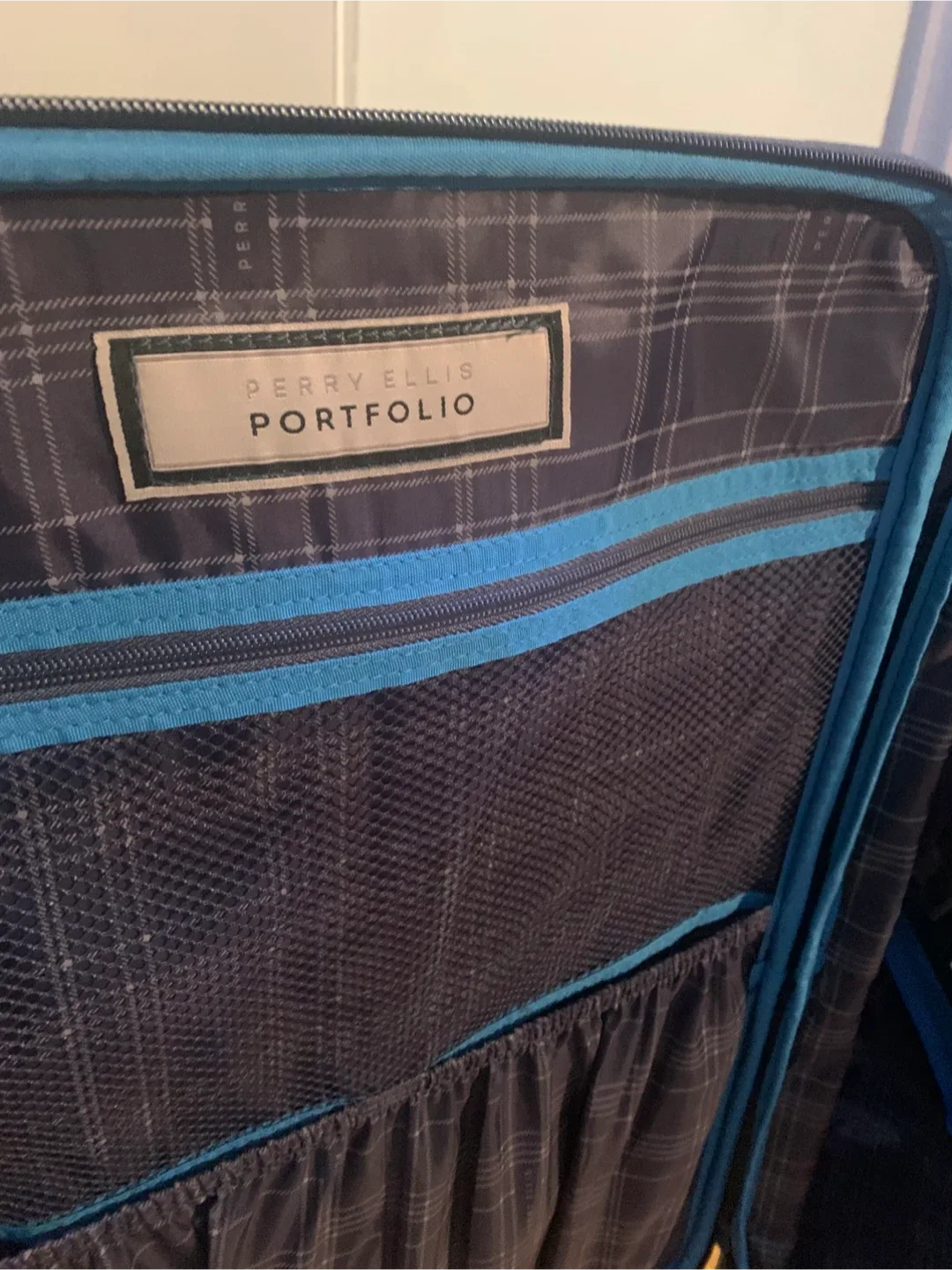 Perry Ellis Portfolio Black Carry-On Suitcase image indicator(4)