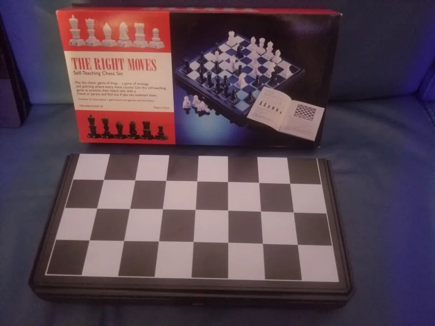The Right Moves Self-Teaching Chess Set image indicator(2)