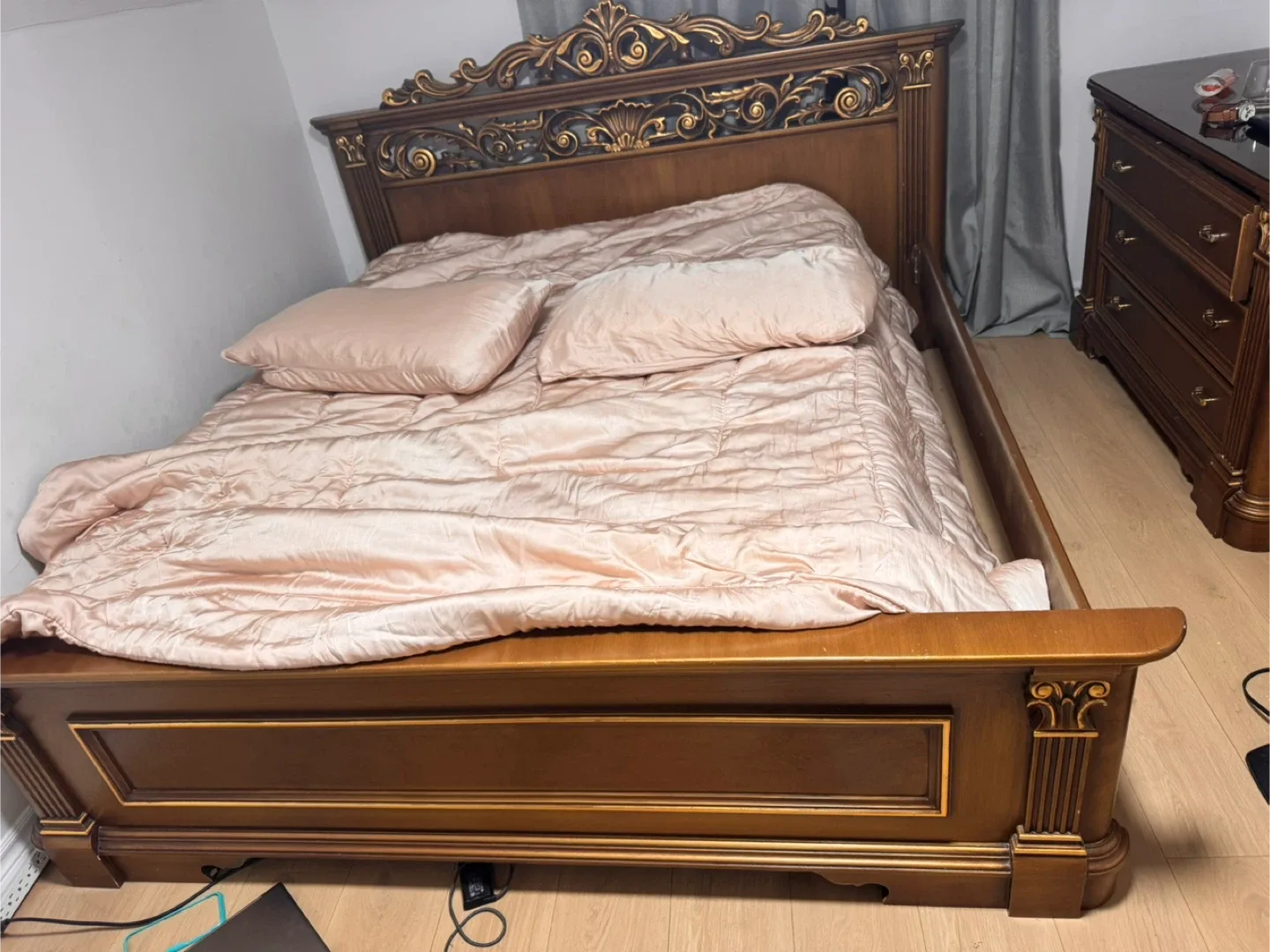 Antique Style Bed Frame & Dresser Set image indicator(2)