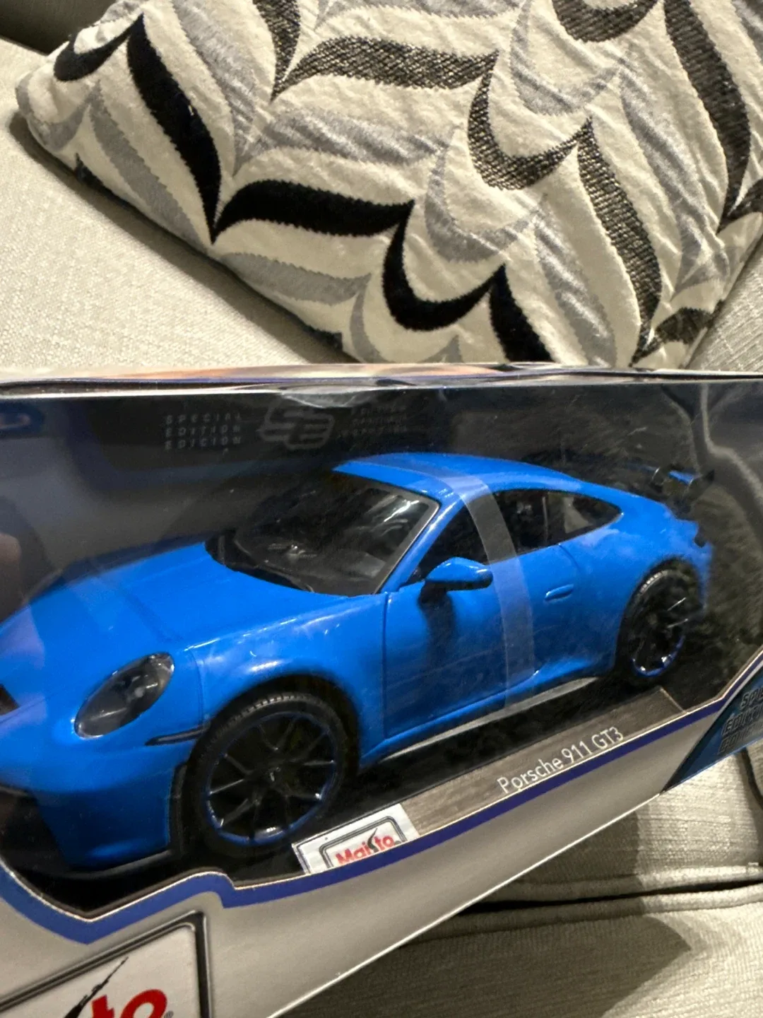 Maisto 1:18 Die Cast - Porsche 911 GT3 image indicator(4)
