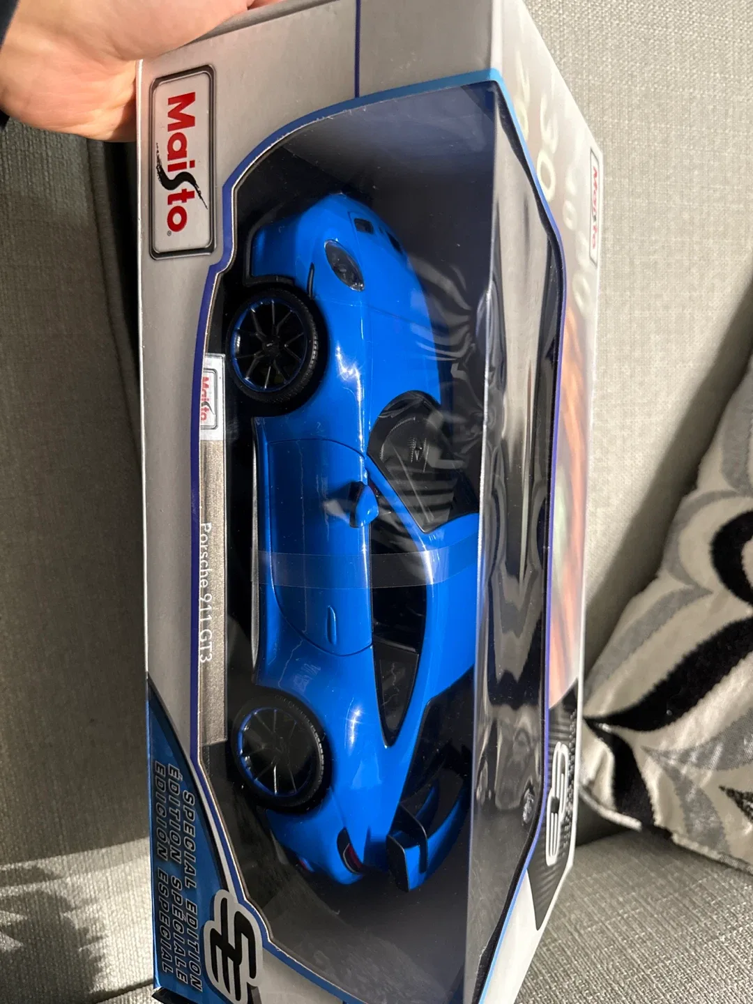 Maisto 1:18 Die Cast - Porsche 911 GT3 image indicator(2)