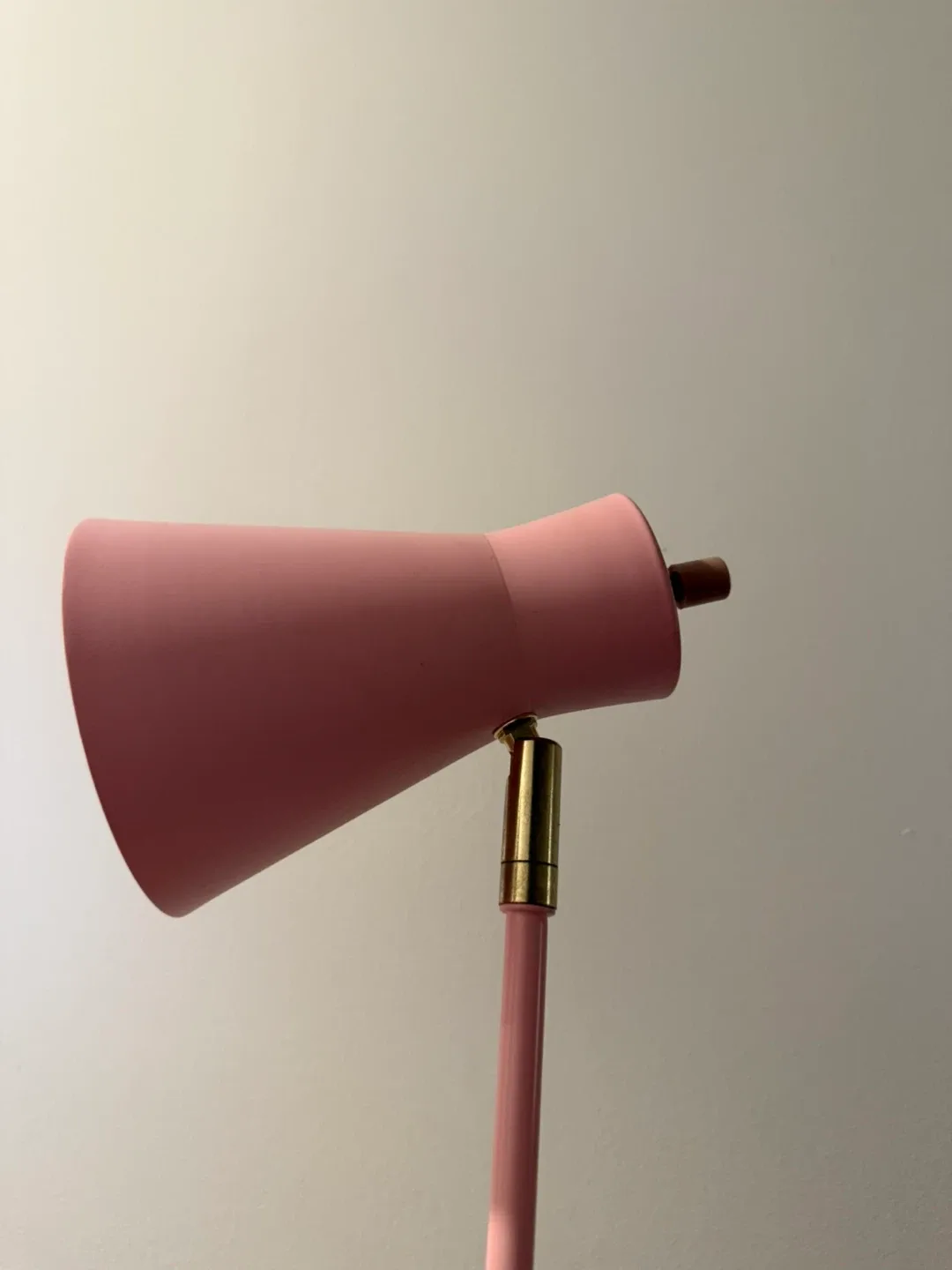 Pink Desk Lamp - Sleek Design - Light Weight image indicator(5)