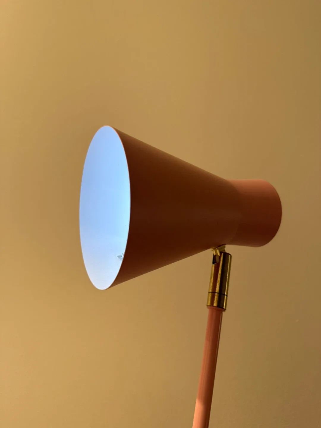 Pink Desk Lamp - Sleek Design - Light Weight image indicator(4)