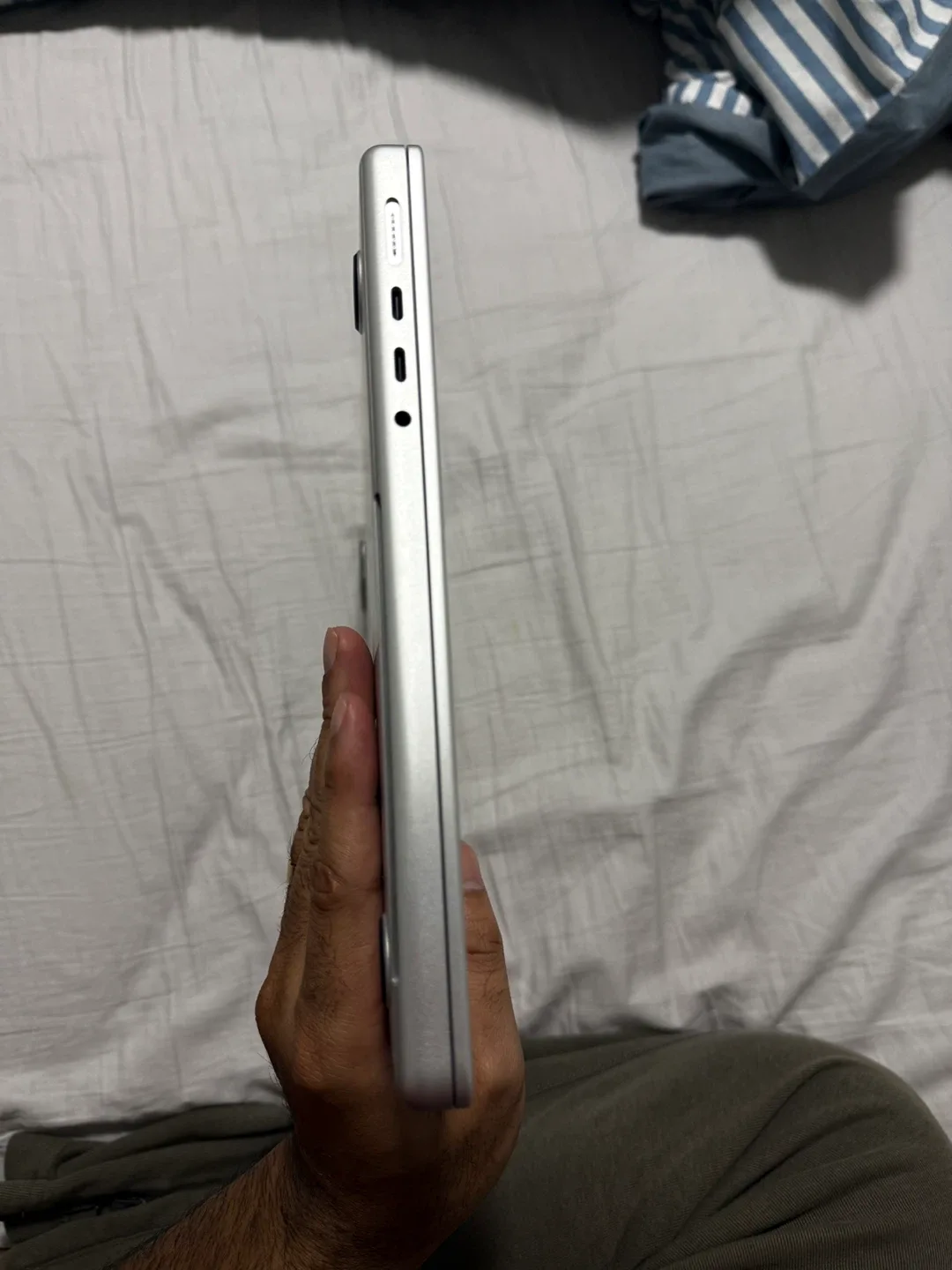 Open Box MacBook Pro M4 1TB 14 + 3 year Apple care image indicator(4)