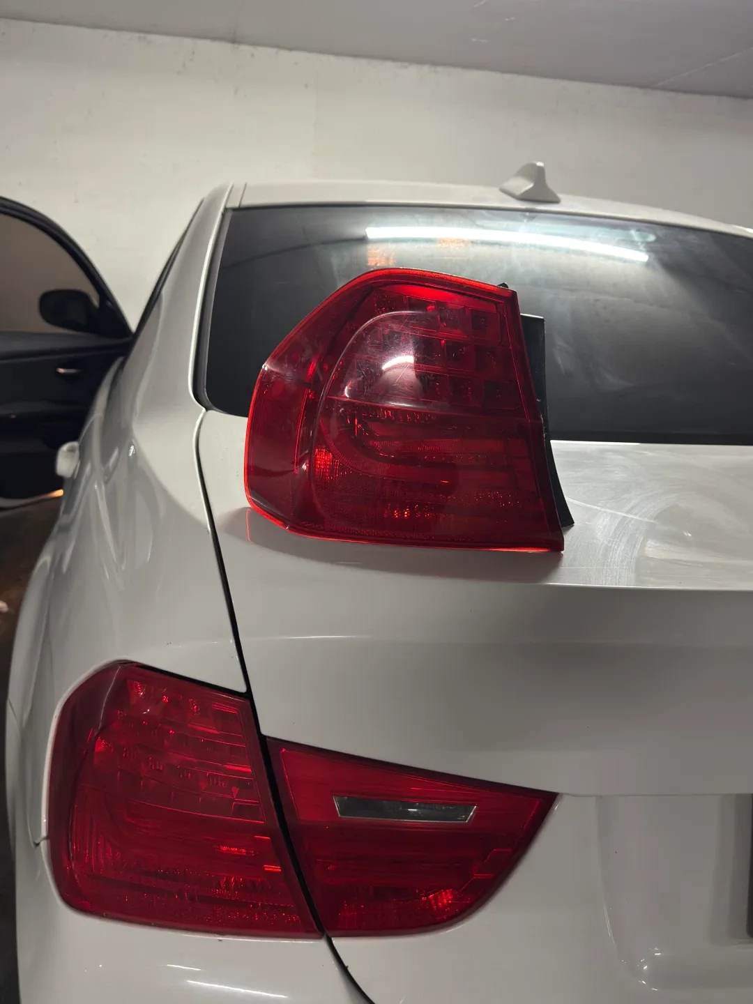 BMW 328i Tail Light image indicator(3)