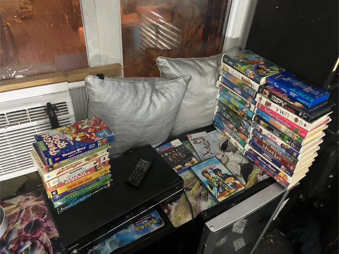 VHS Tapes- and vhs/dvd player +games+remote