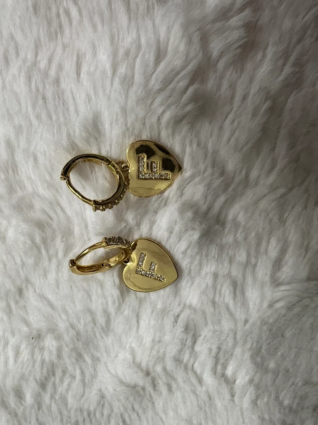 Gold tone Heart Earrings image indicator(2)