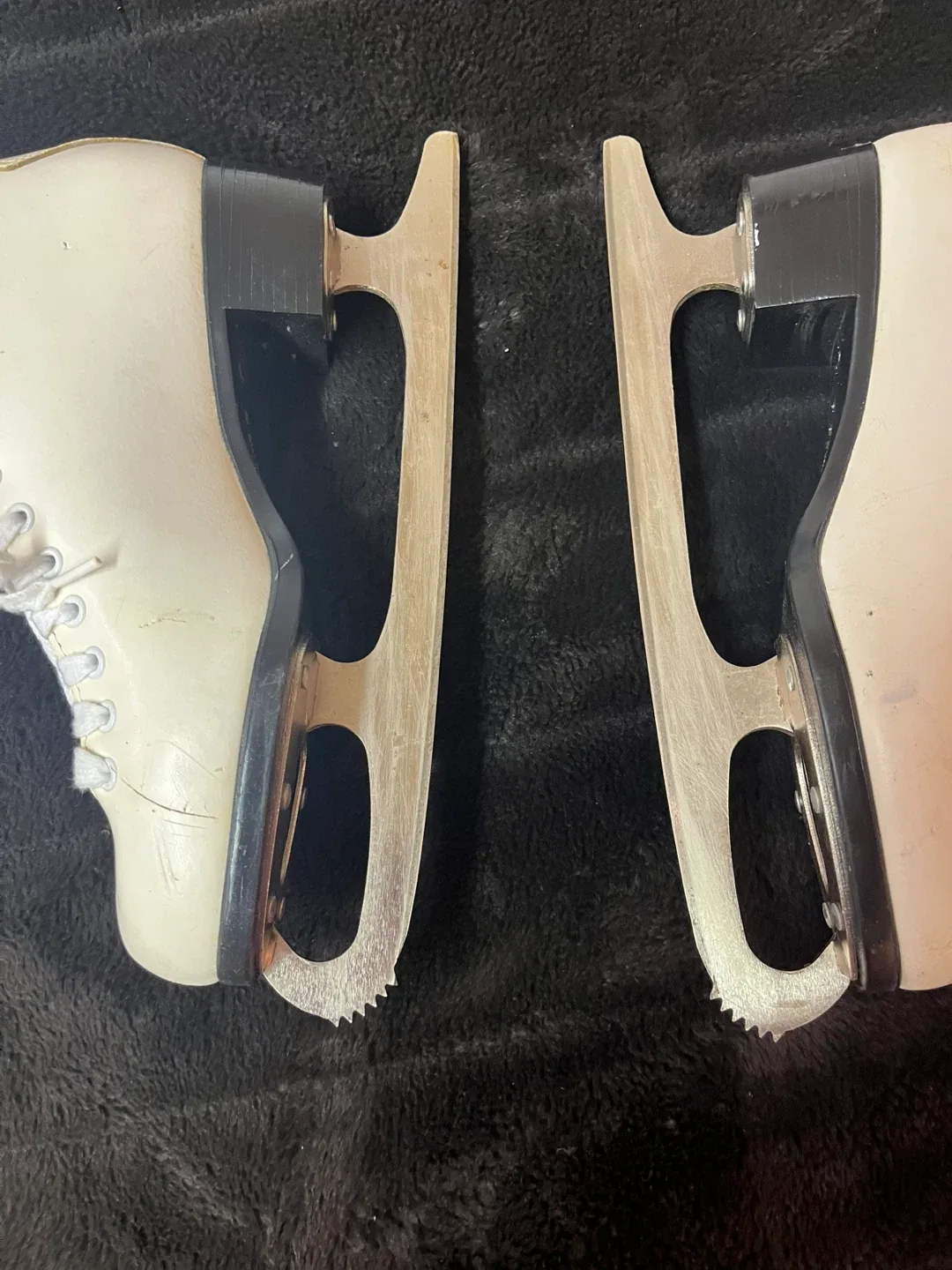 Figure Skates - Size 7.5 - CCM  Finesse - Also for Teens image indicator(4)