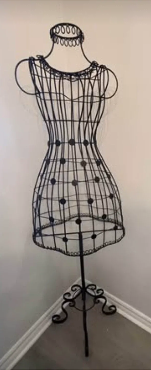 Decorative Wrought Iron Mannequin image indicator(2)