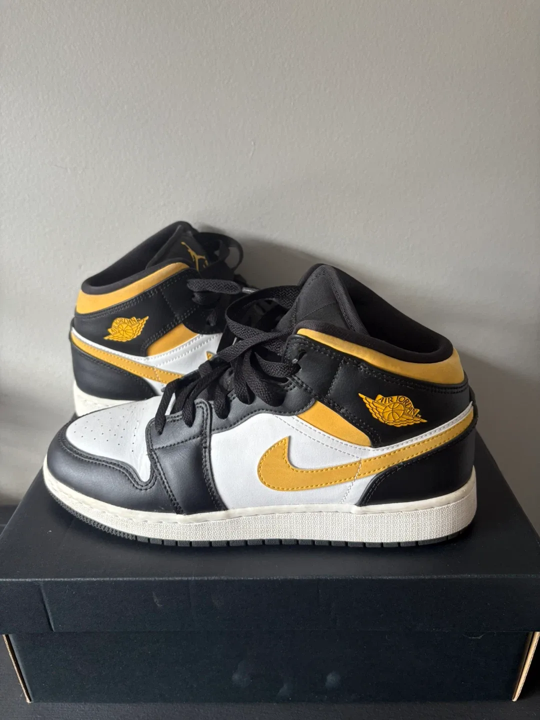Air Jordan 1 Mid GS - Size 7Y image indicator(2)