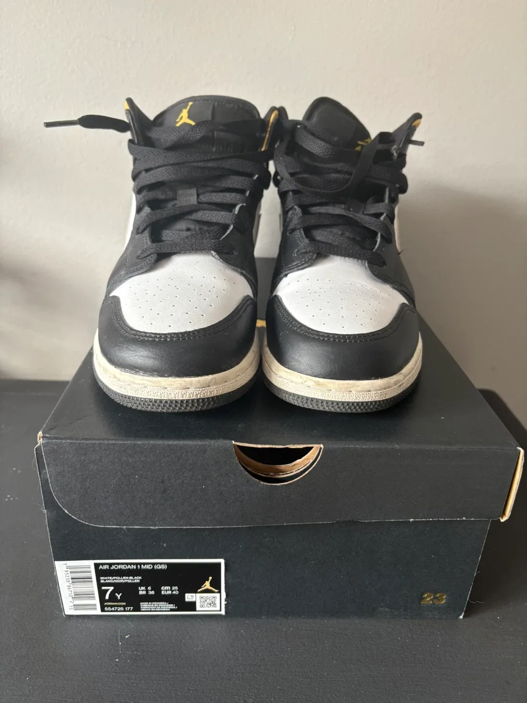 Air Jordan 1 Mid GS - Size 7Y image indicator(3)