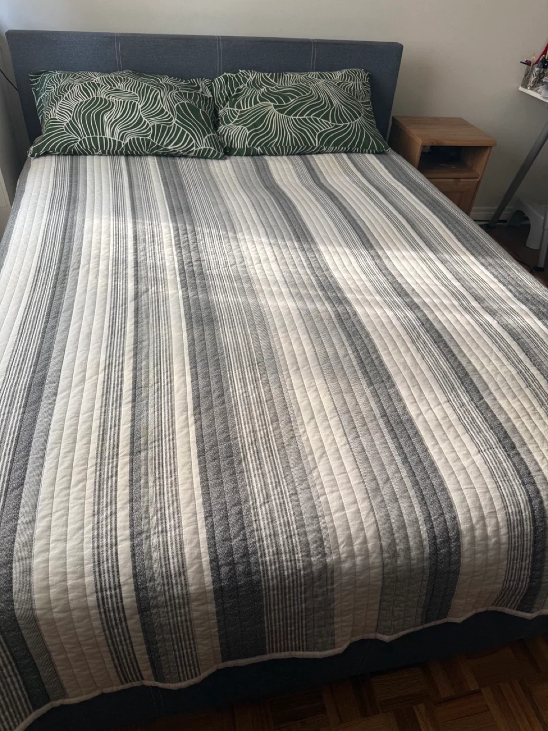 Striped Bedspread with Pillows
