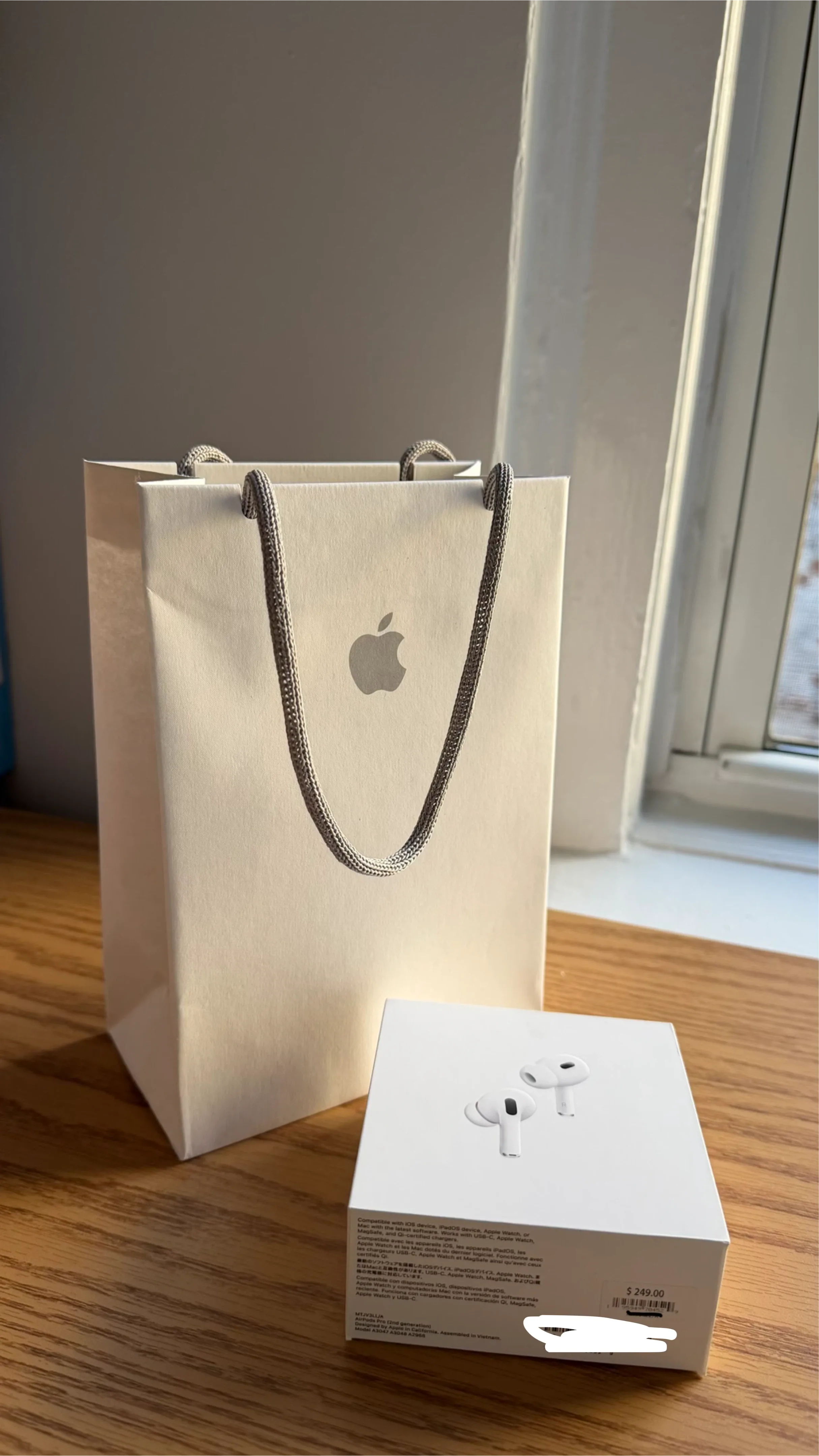 New Apple AirPods Pro (2nd generation) with bag image indicator(2)