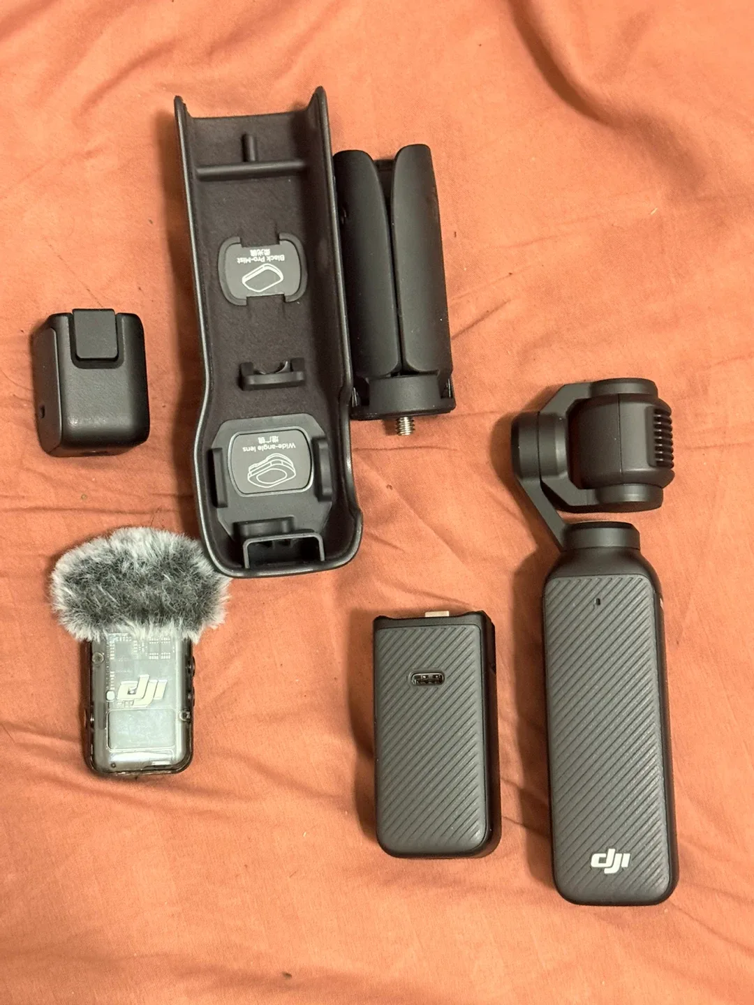 DJI Osmo Pocket 3 Creator Combo - Like New! image indicator(2)