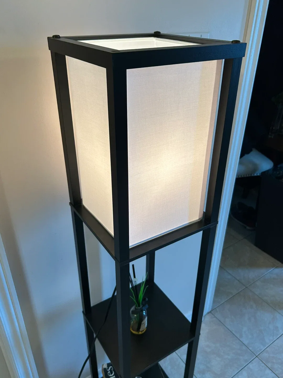 Black Shelf Floor Lamp image indicator(3)