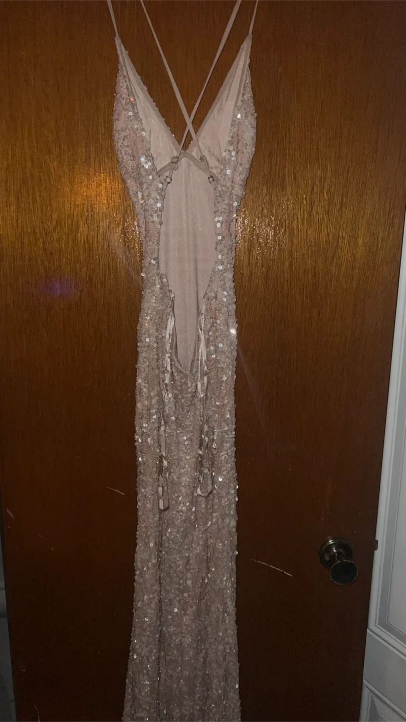 Prom dress (price negotiable)URGENTLY SELLING image indicator(2)