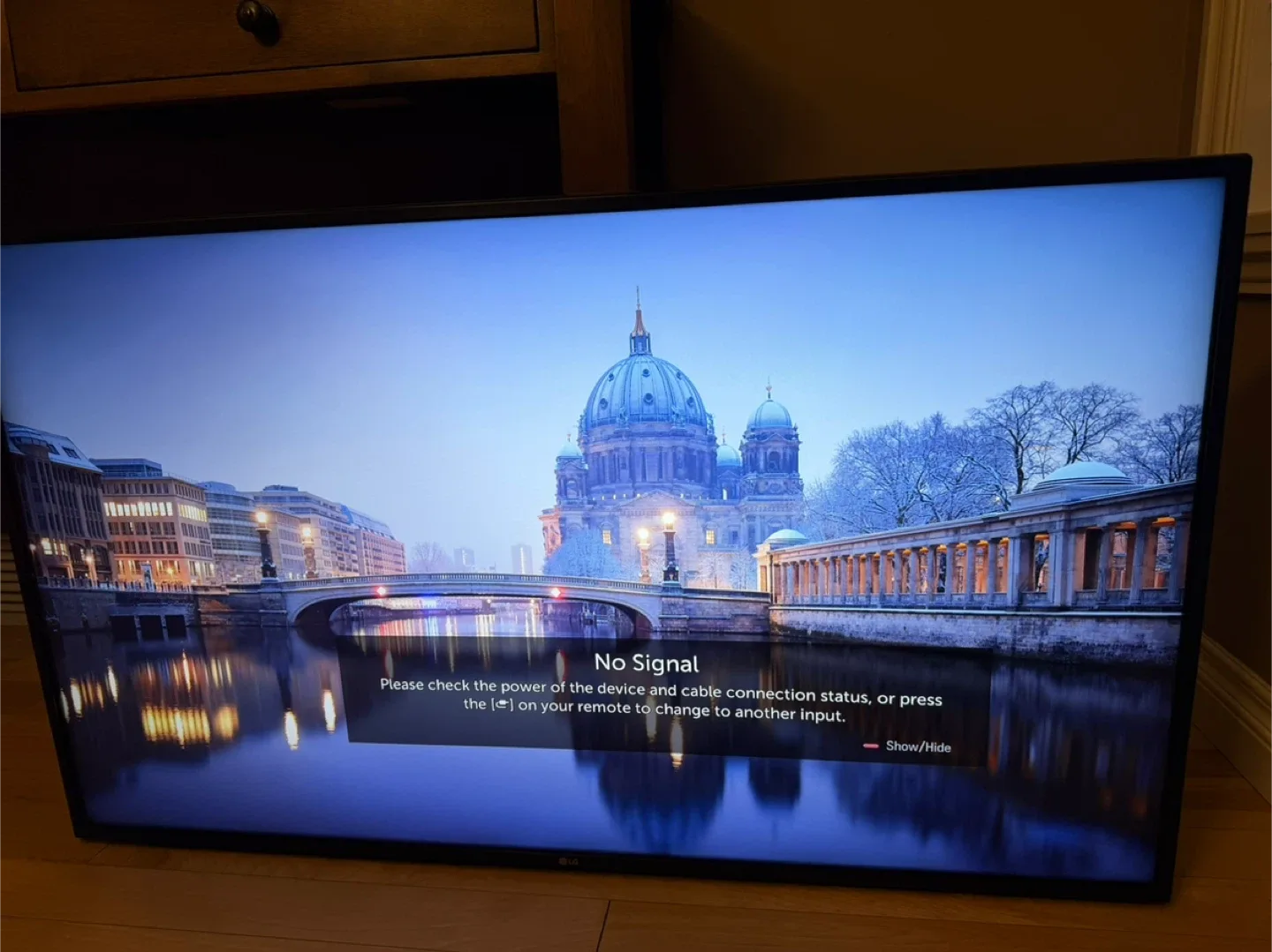 LG 49" 4K UHD TV + CorLiving Wall Mount