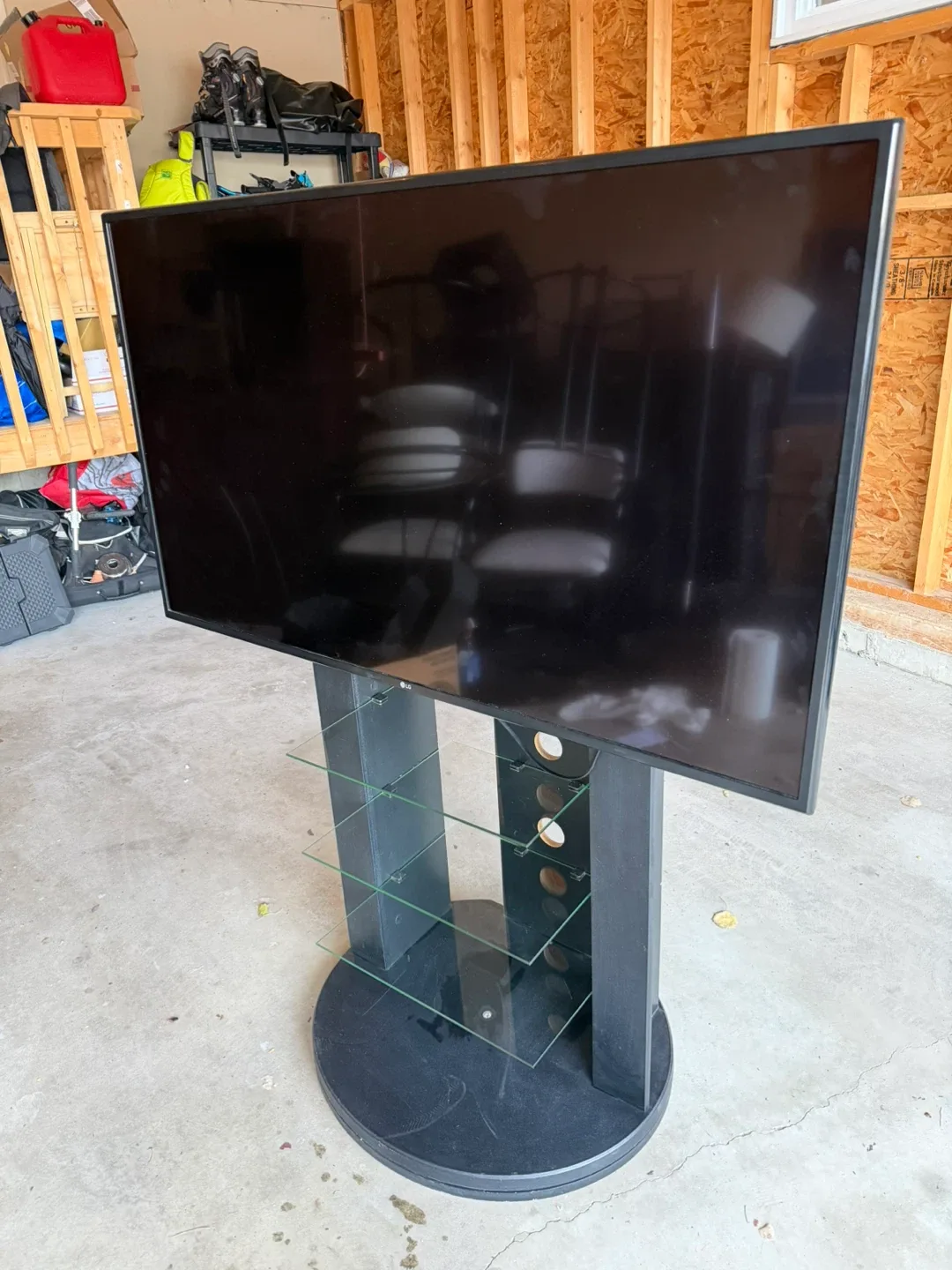 LG 49" 4K UHD TV + CorLiving Wall Mount image indicator(4)