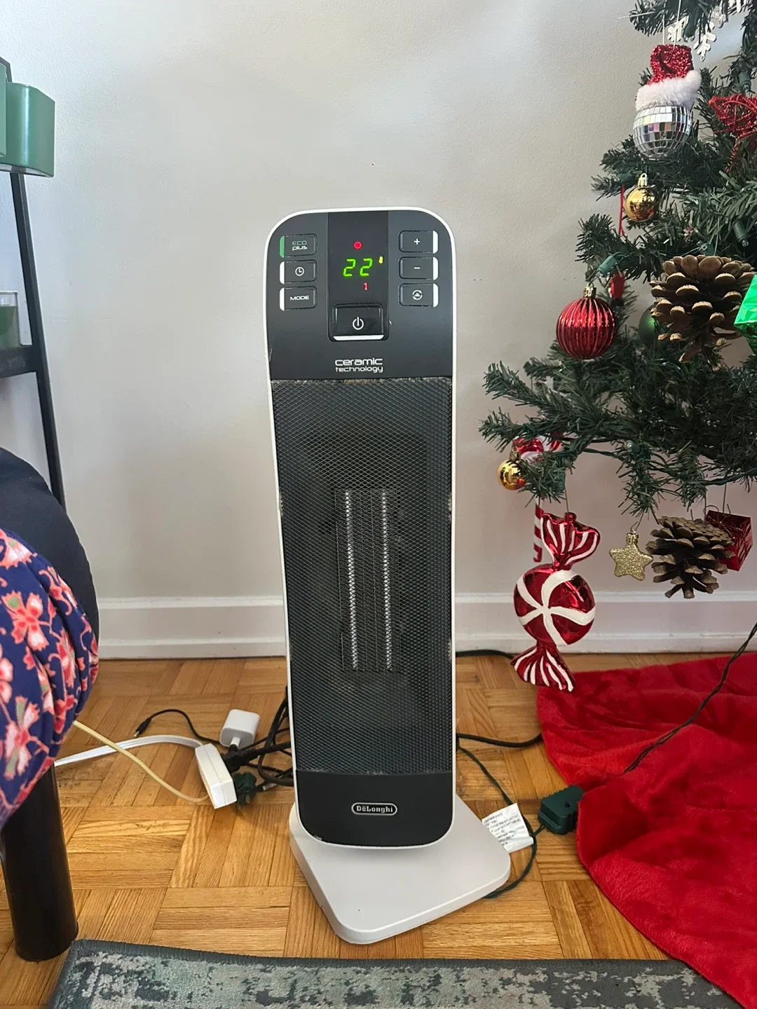 De'Longhi HFX65V15CA Tower Ceramic Fan Heater, Gray image indicator(2)