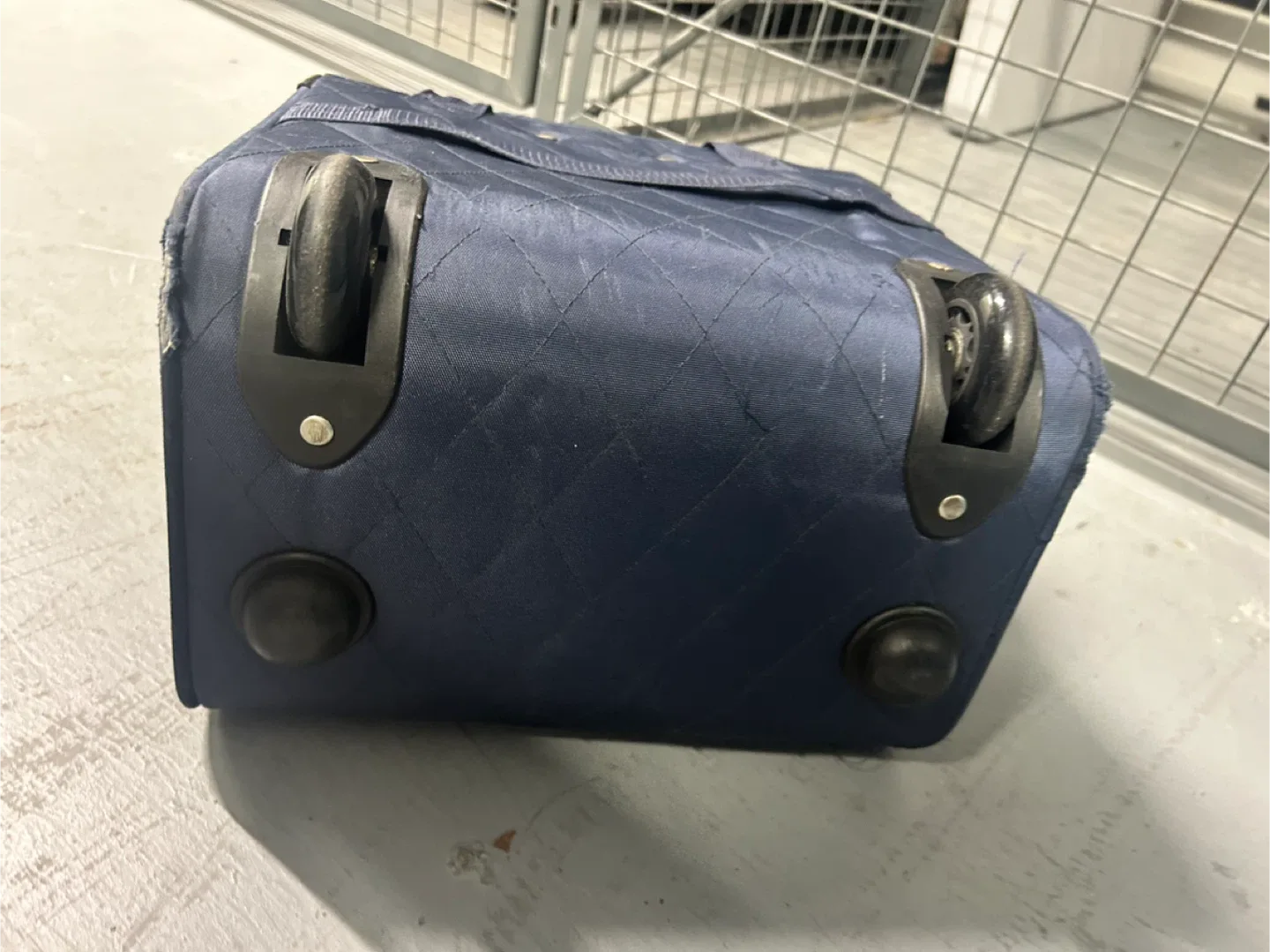 AmazonBasics Rolling Underseat Carry-On Luggage image indicator(3)