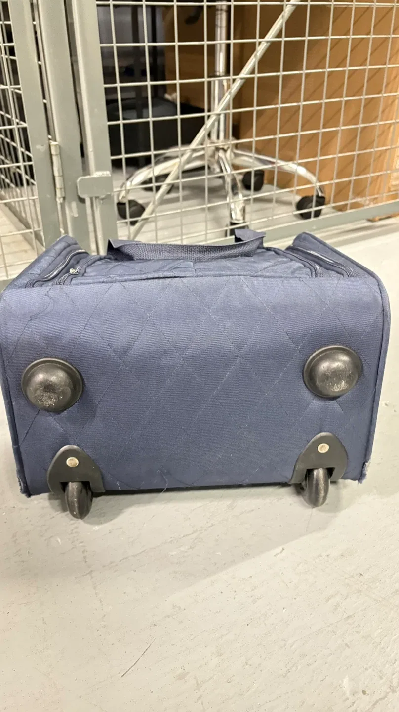 AmazonBasics Rolling Underseat Carry-On Luggage image indicator(6)