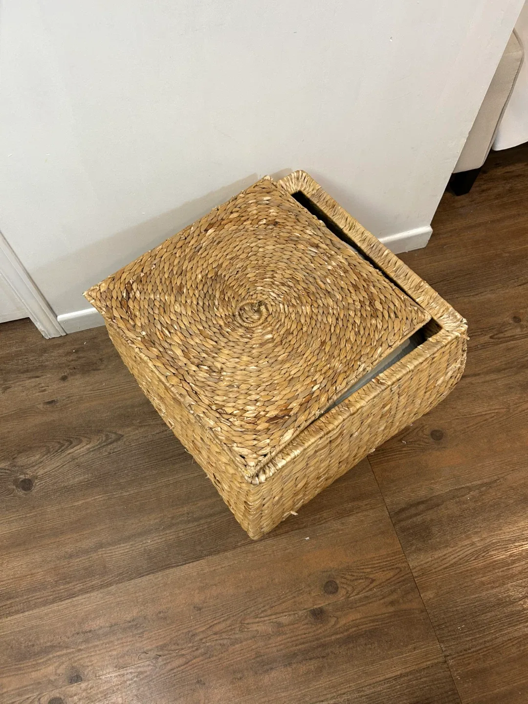 Woven Wicker Storage Box with Lid image indicator(4)