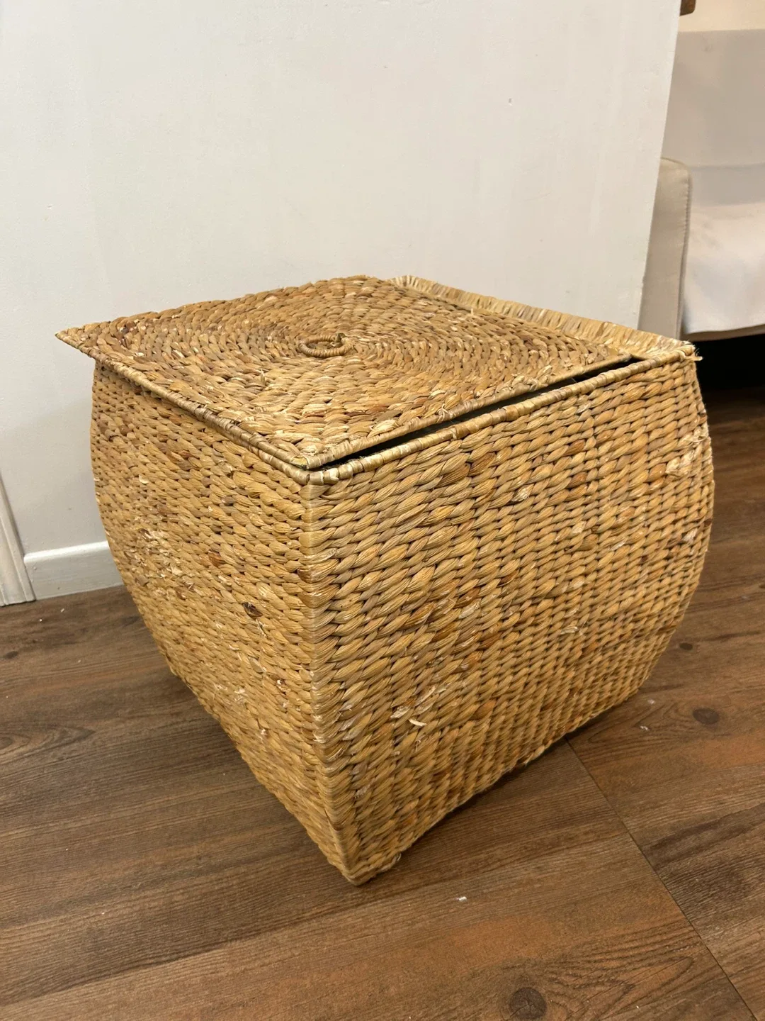 Woven Wicker Storage Box with Lid image indicator(5)