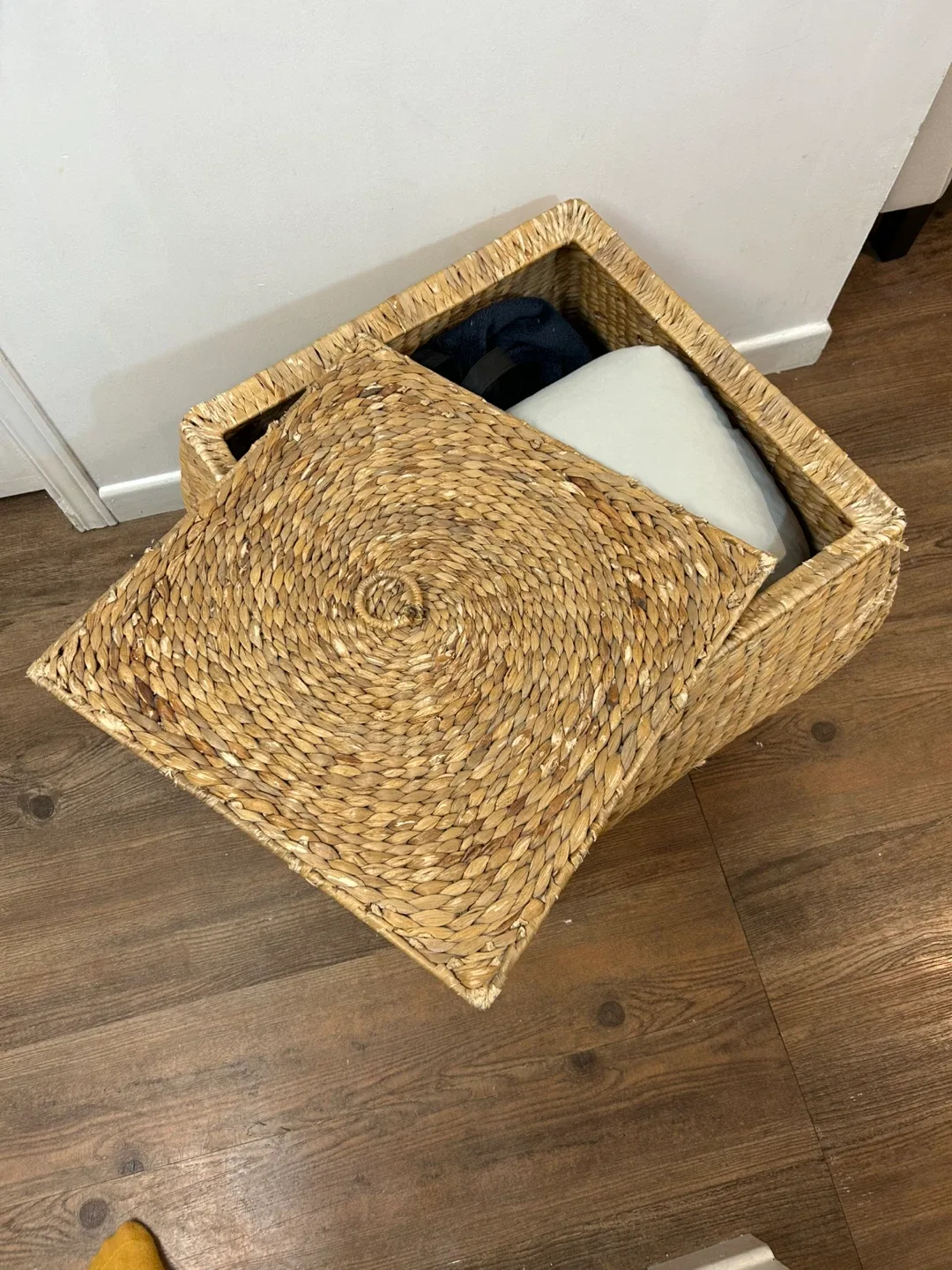 Woven Wicker Storage Box with Lid image indicator(3)