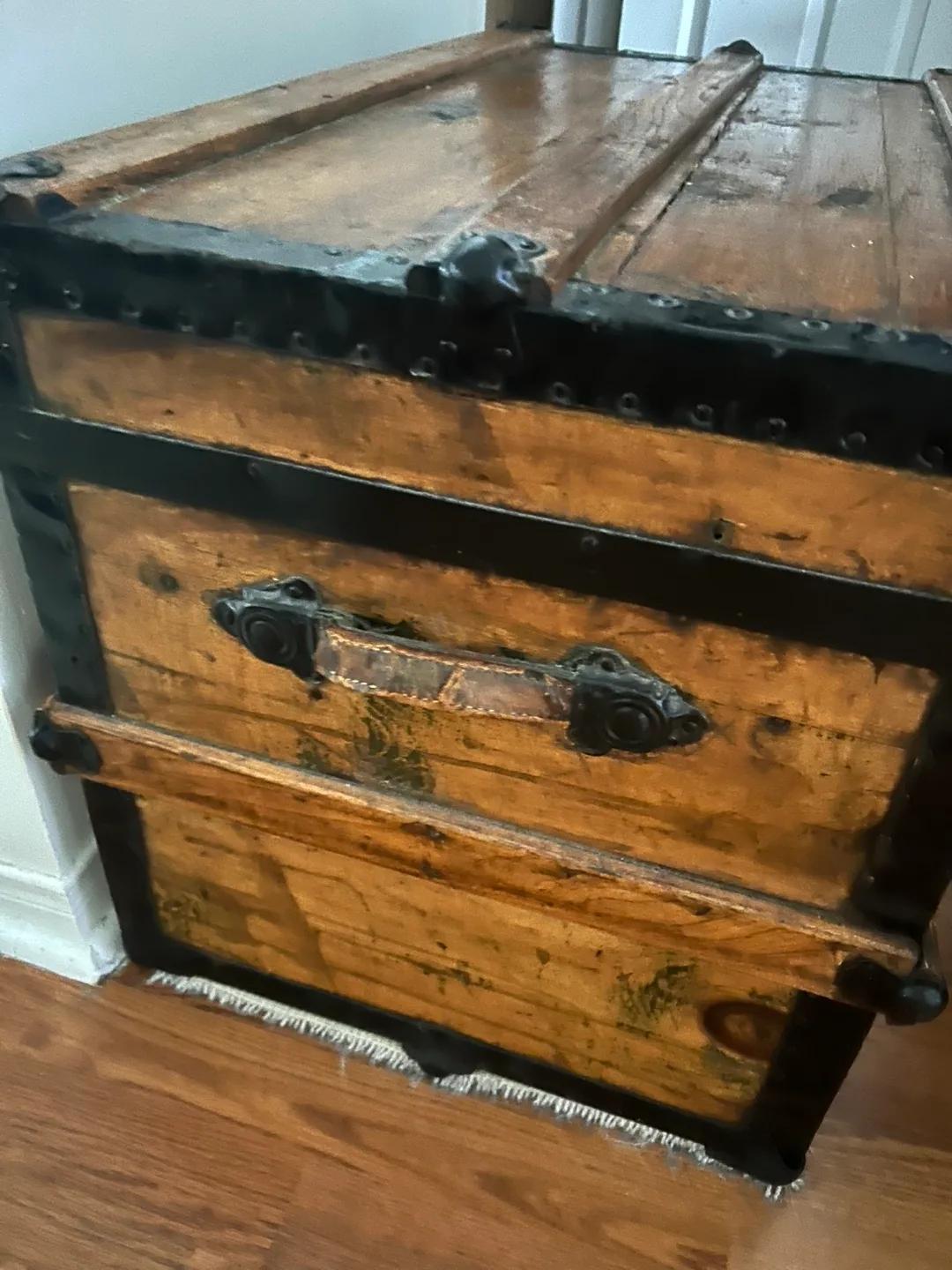 Antique steamer trunk image indicator(8)