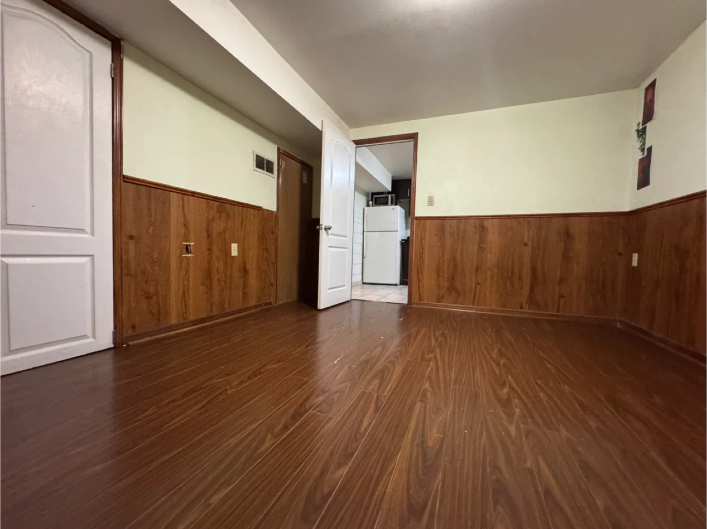 2 Bedroom Basement in Rent image indicator(2)