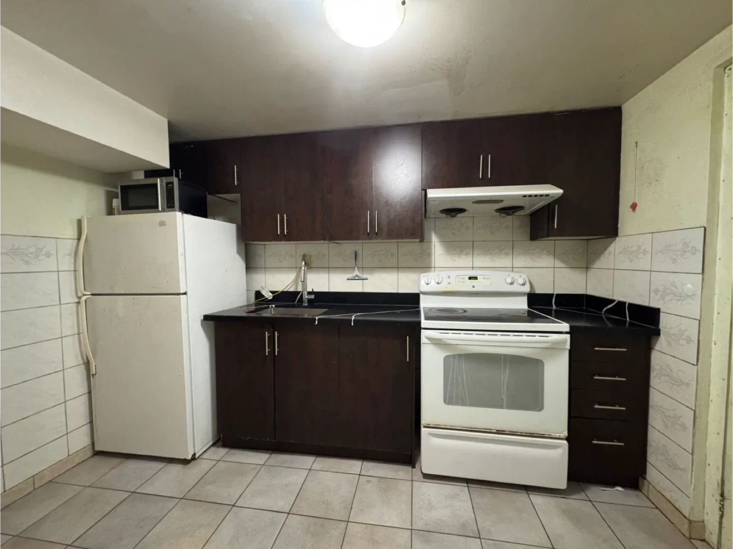 2 Bedroom Basement in Rent image indicator(5)